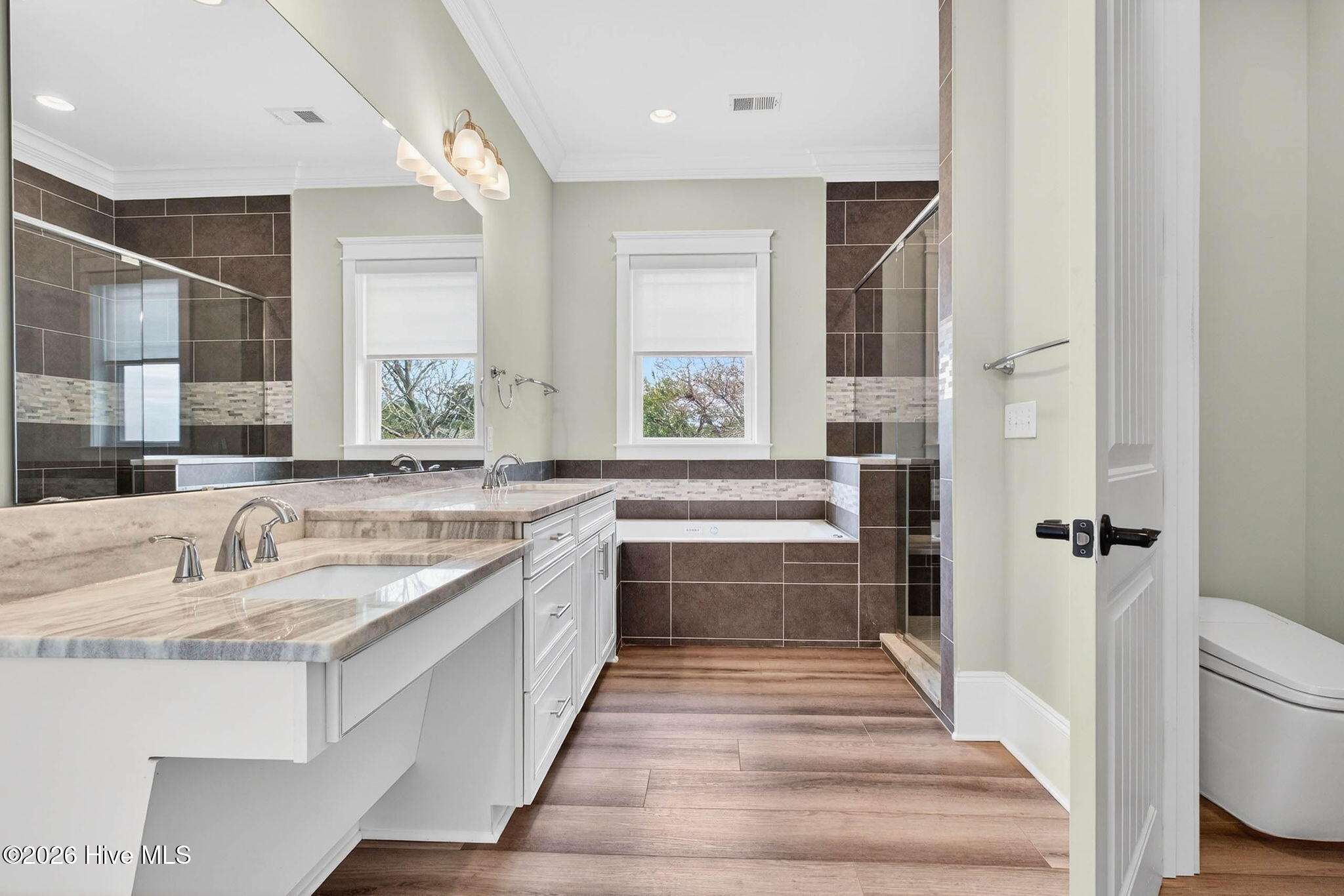 100563982 | Photo 30