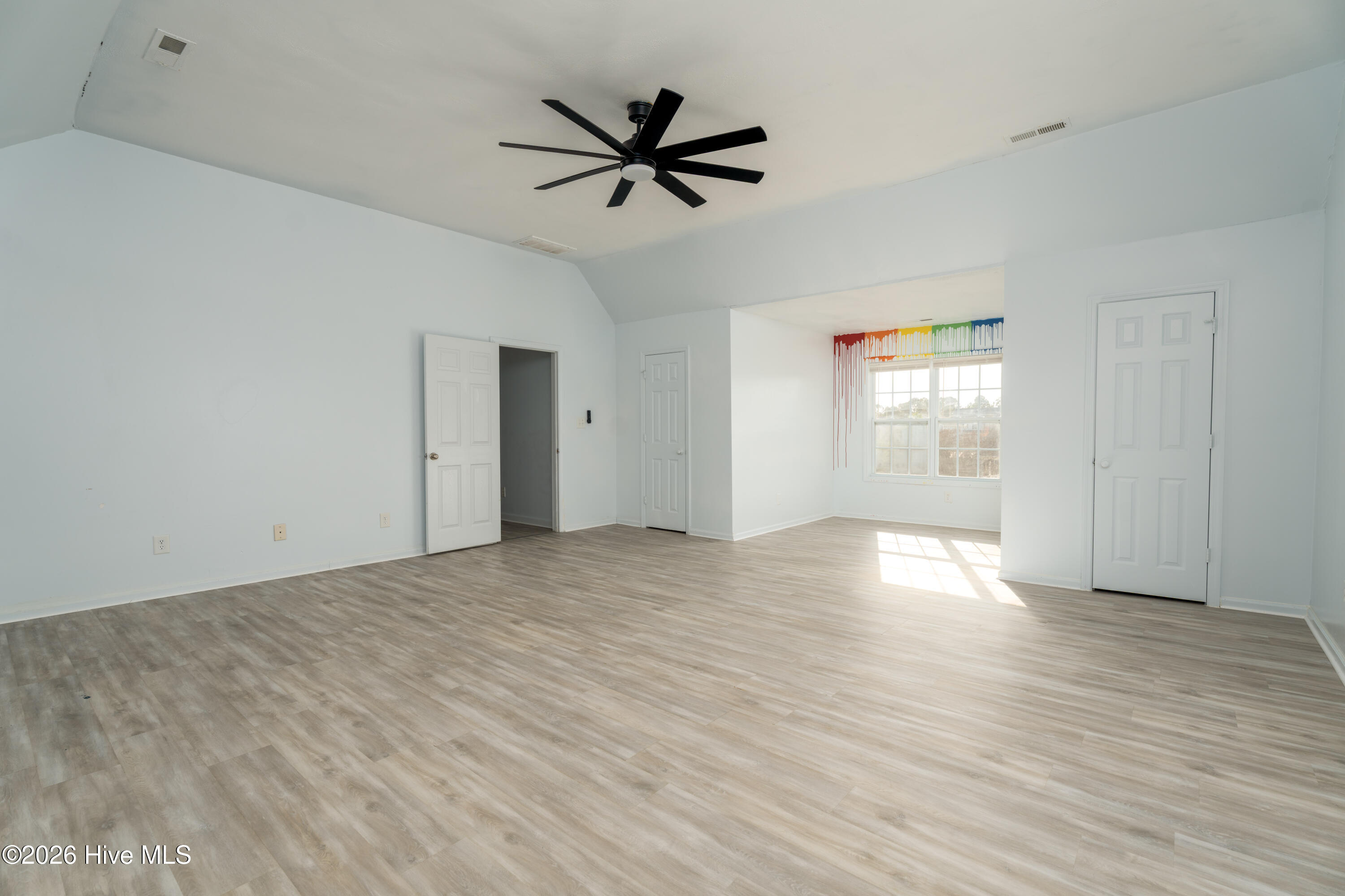 100560266 | Photo 10