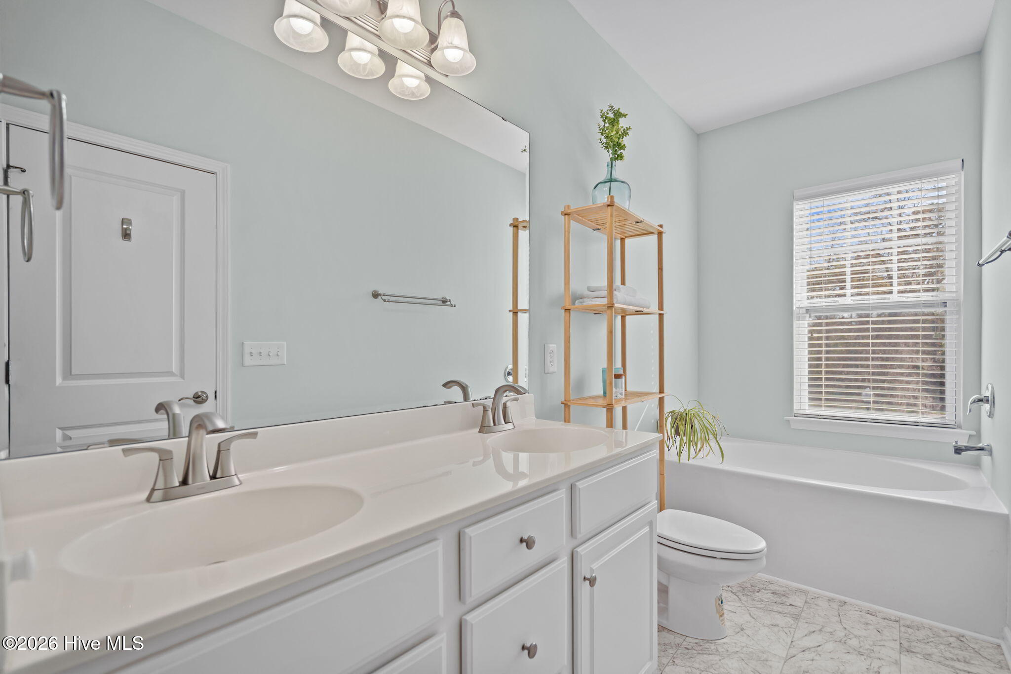 100560922 | Photo 26