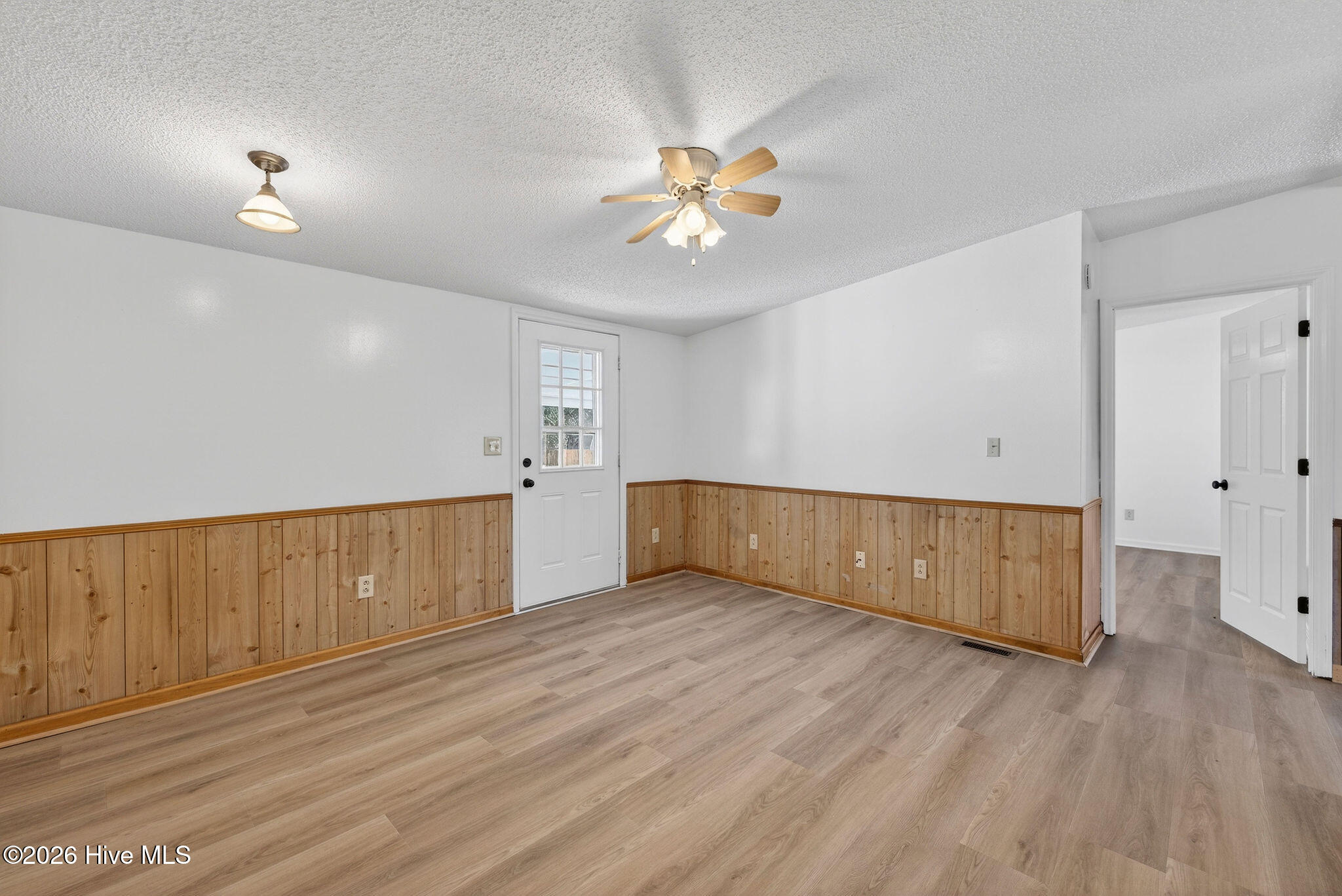 100548373 | Photo 17