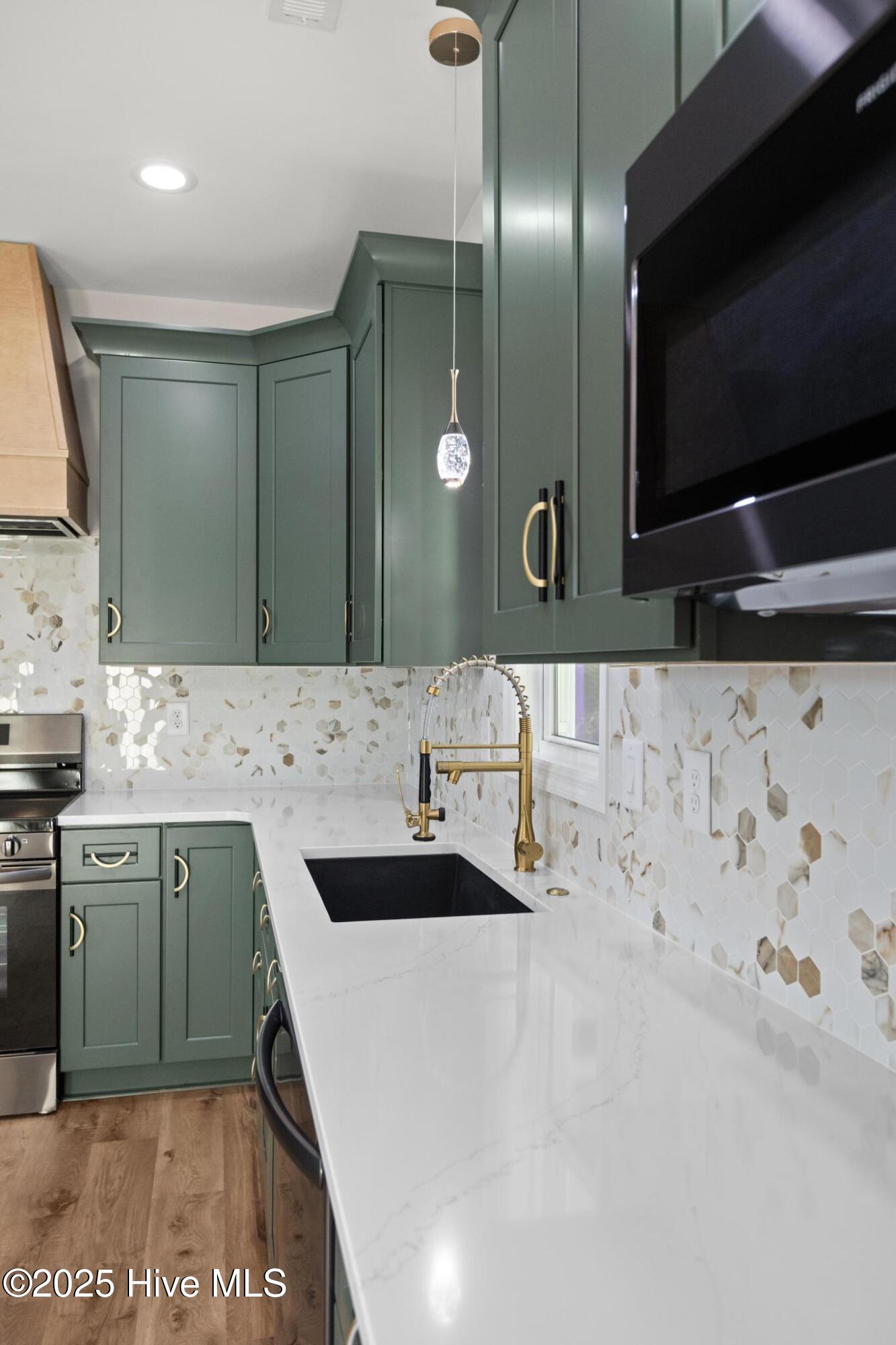 100557317 | Photo 12