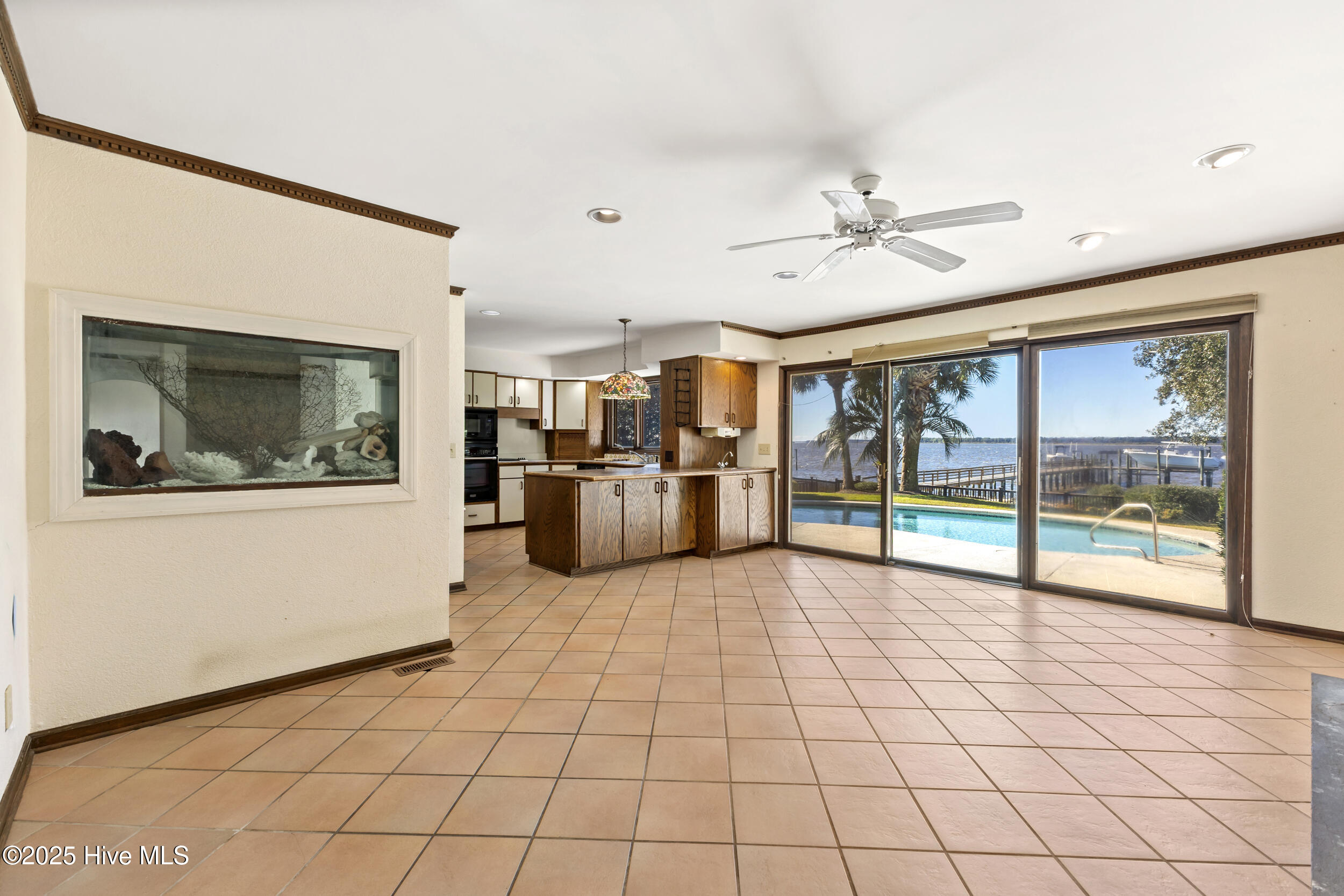 100541018 | Photo 18