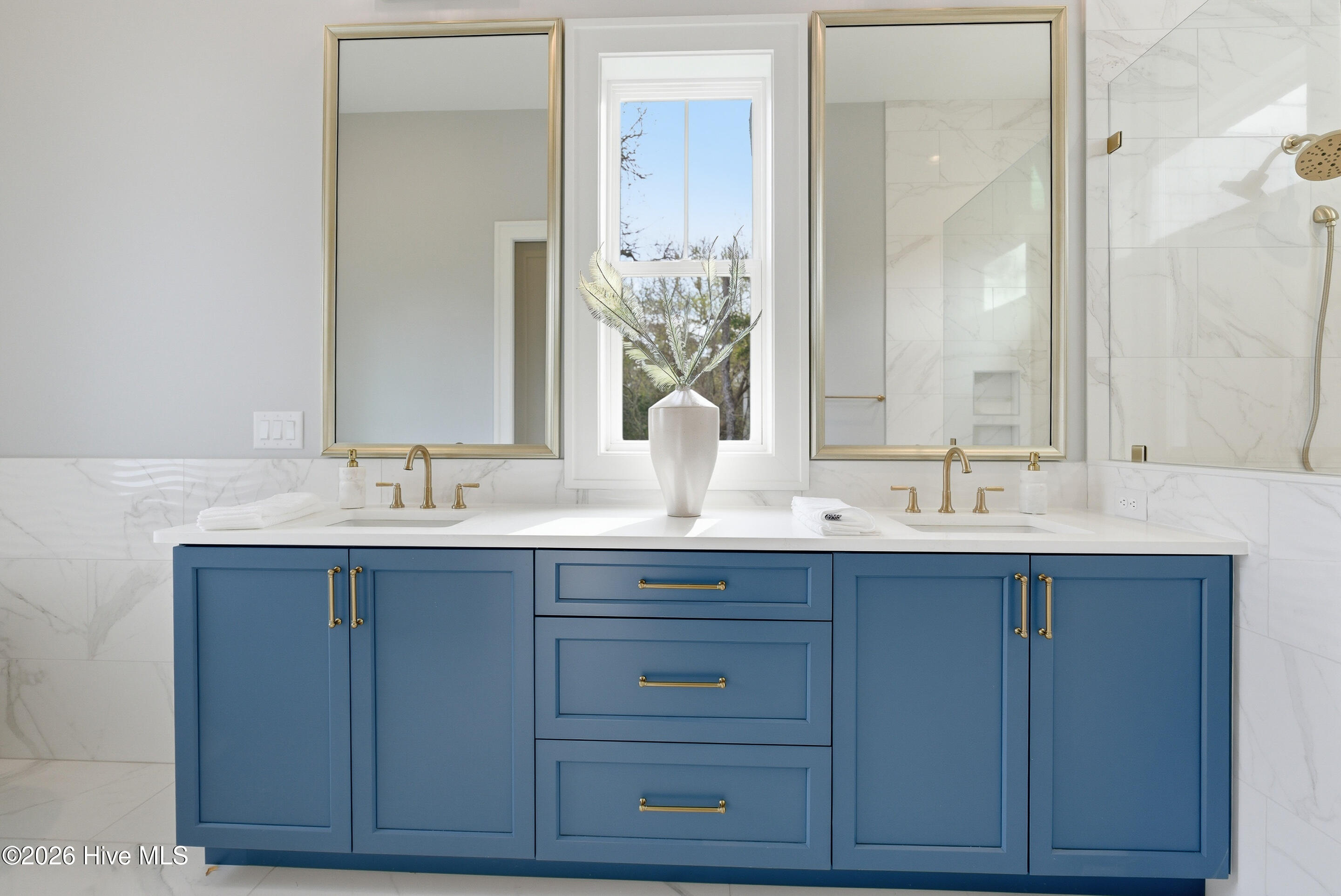 100562984 | Photo 31