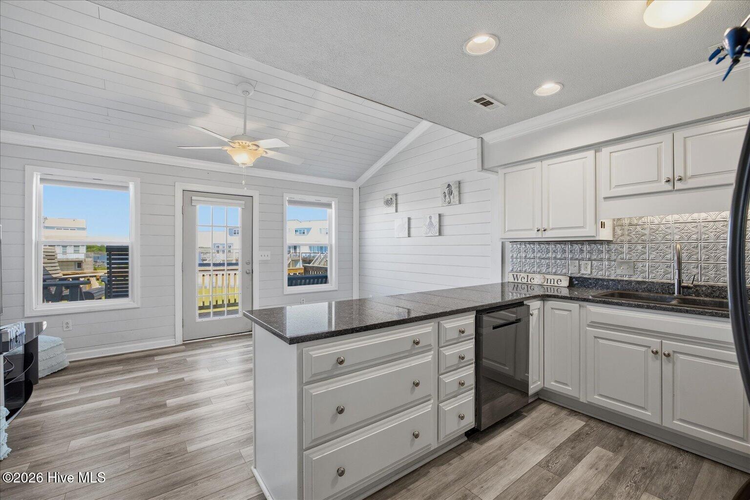 100570154 | Photo 44