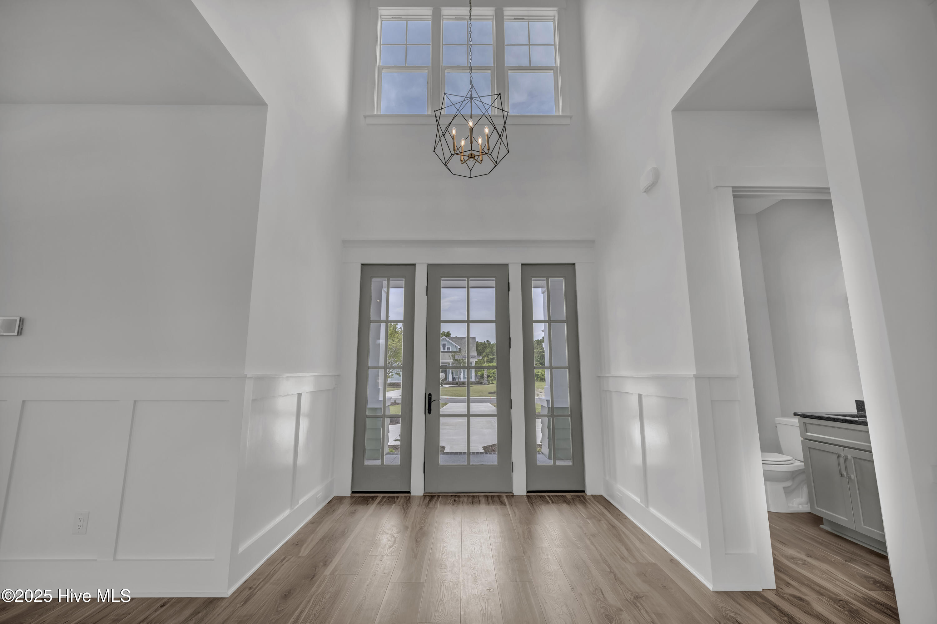 100568013 | Photo 32