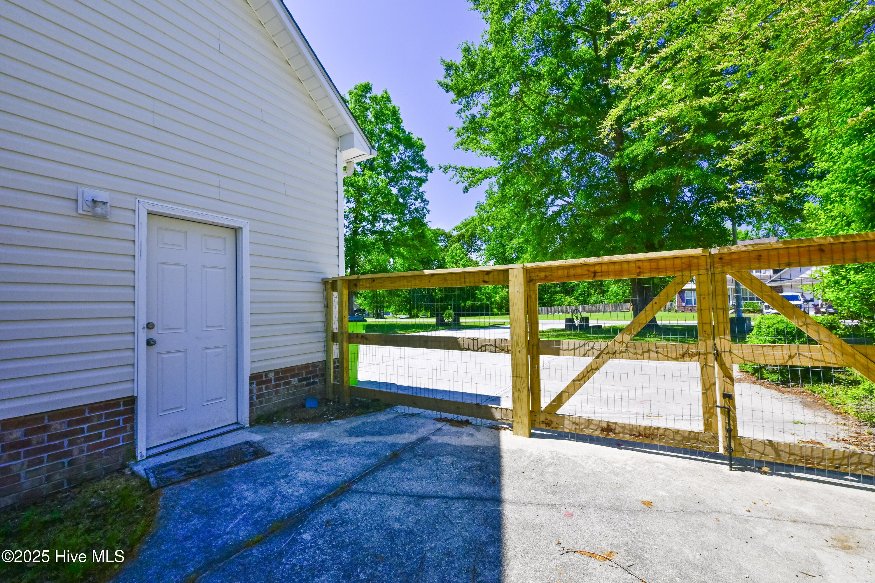 100523766 | Photo 73