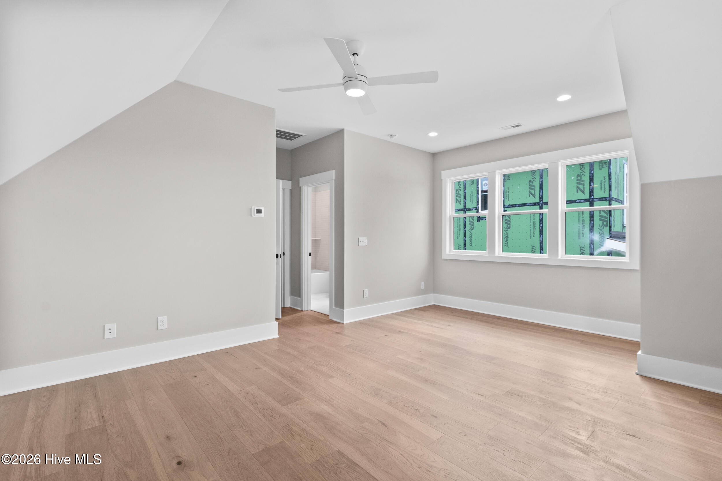 100568514 | Photo 39