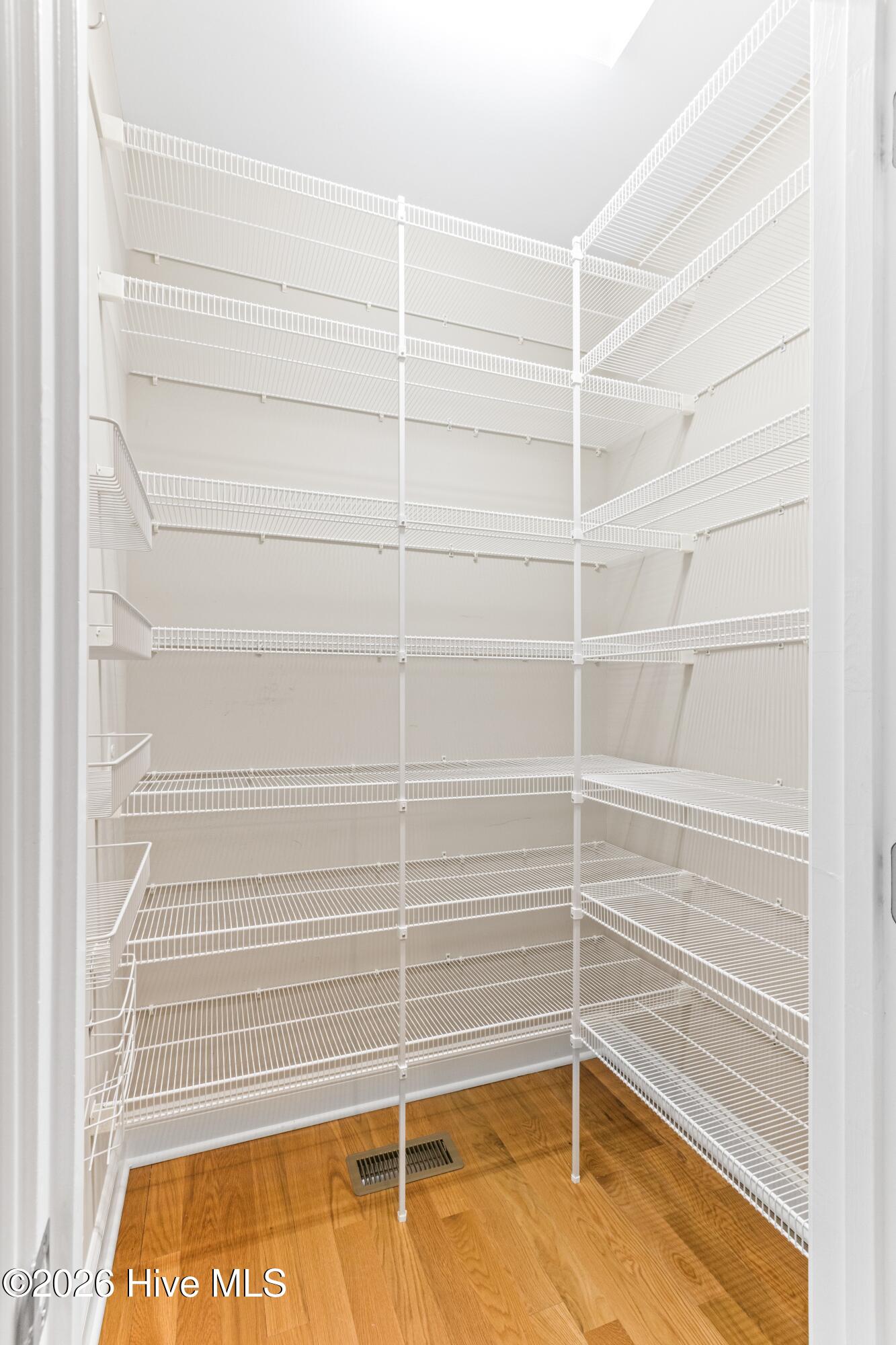 100560596 | Photo 38