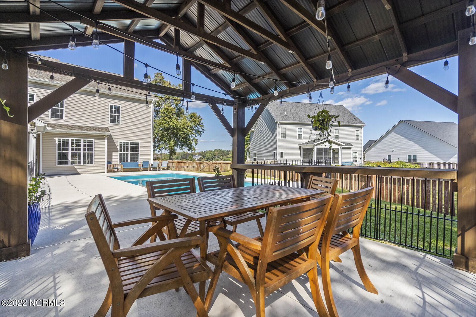 100556304 | Photo 78