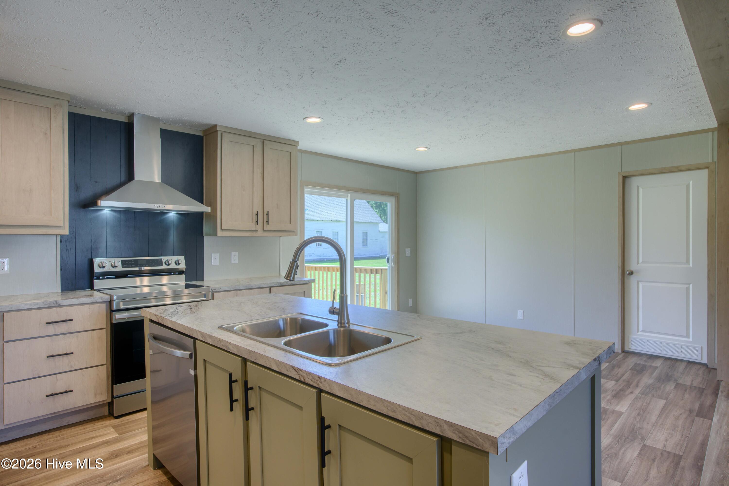 100557064 | Photo 12