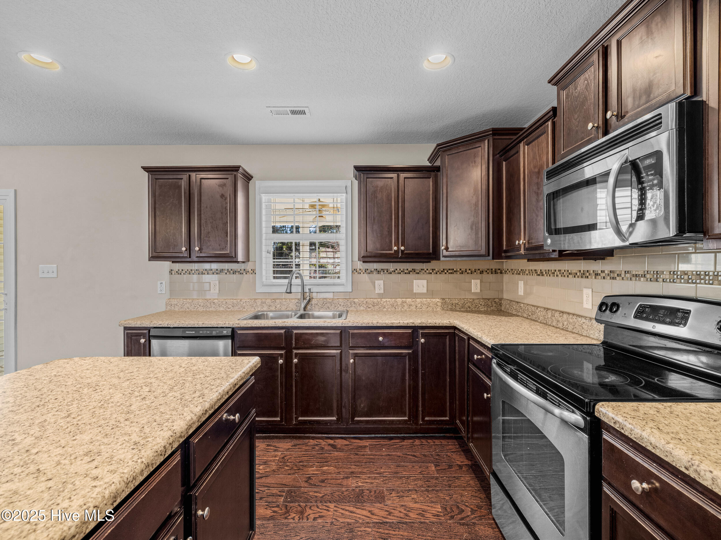 100546969 | Photo 15