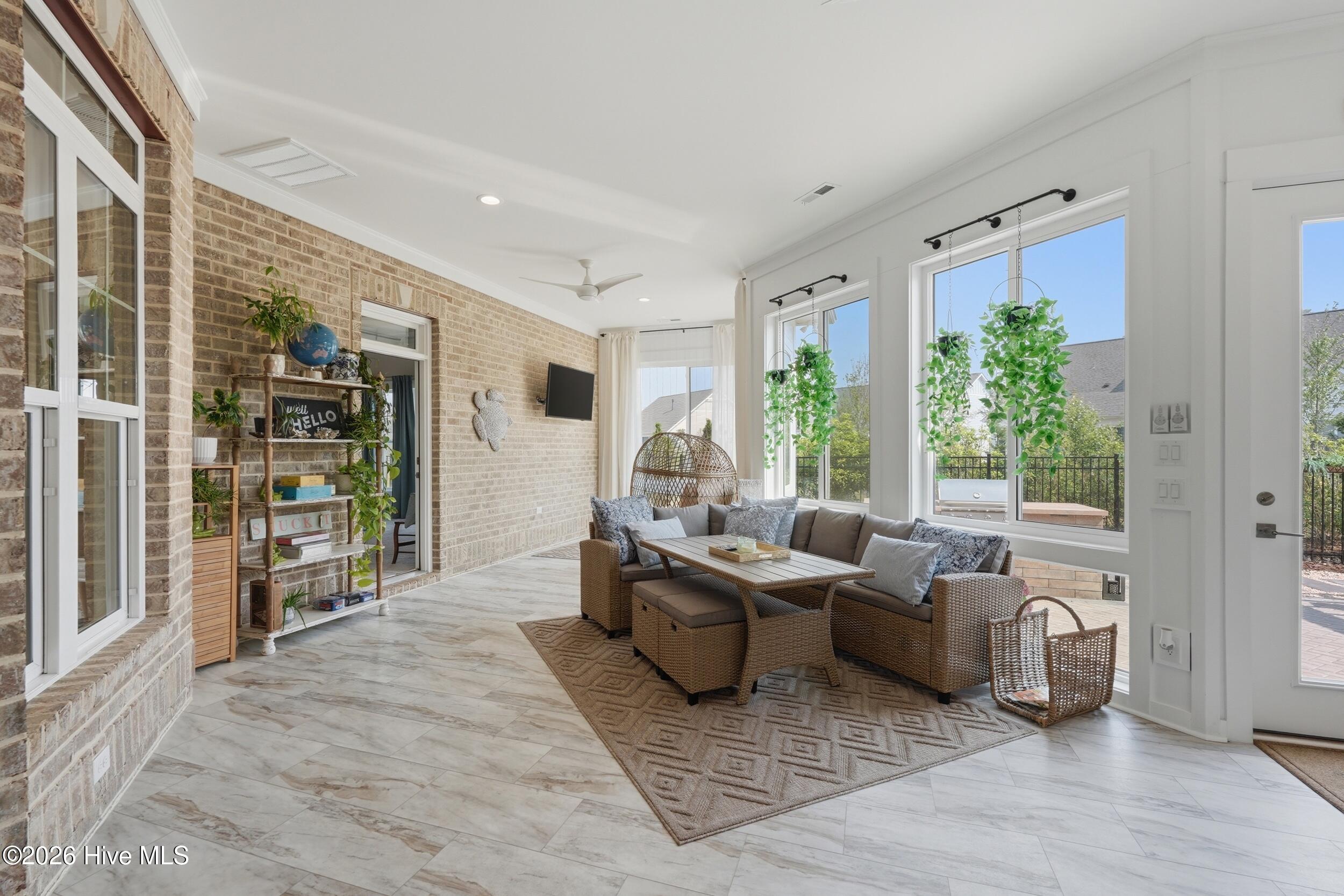 100567484 | Photo 24