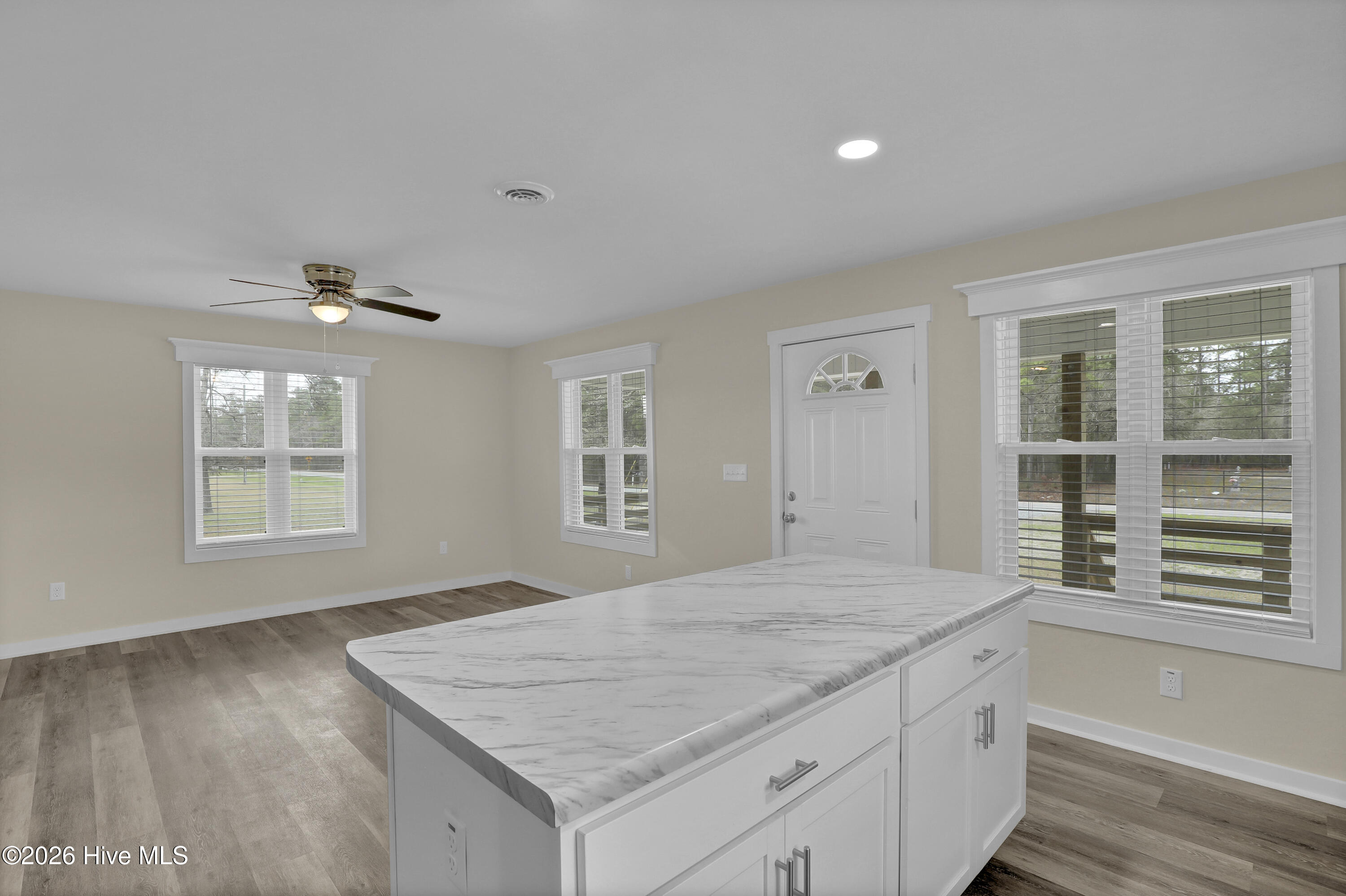 100564662 | Photo 12