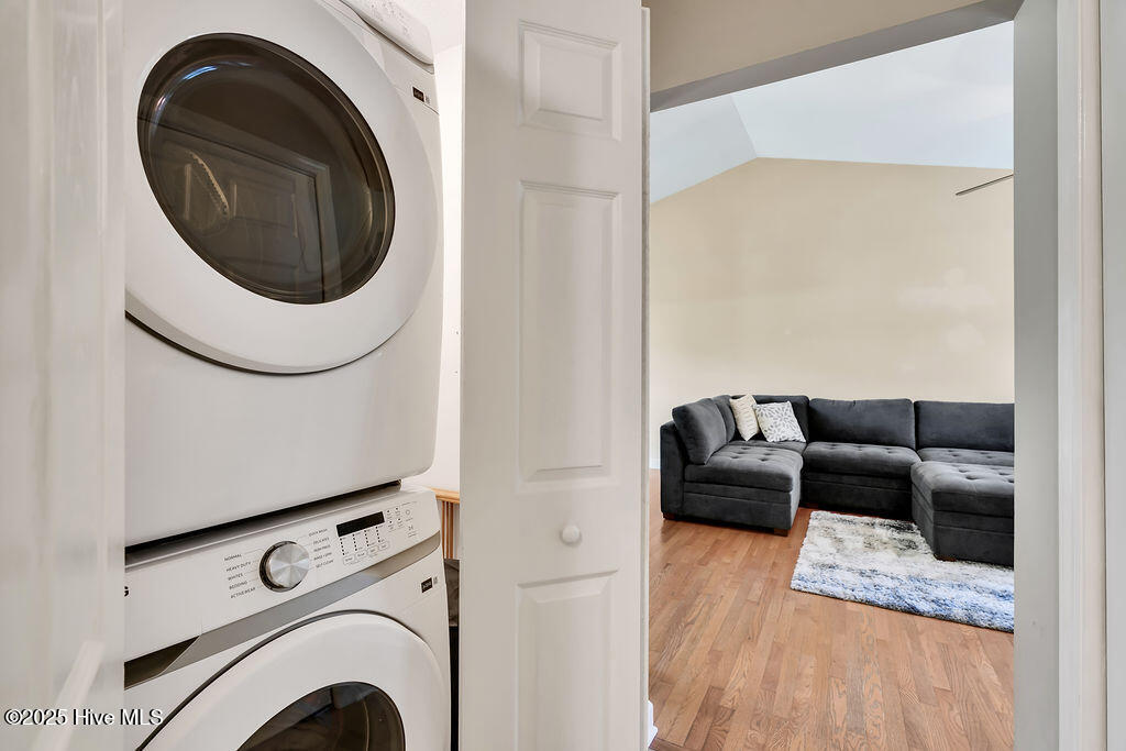 100533718 | Photo 18