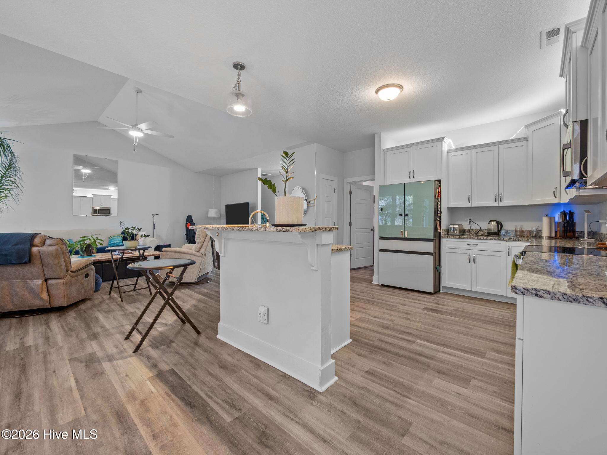 100547615 | Photo 14