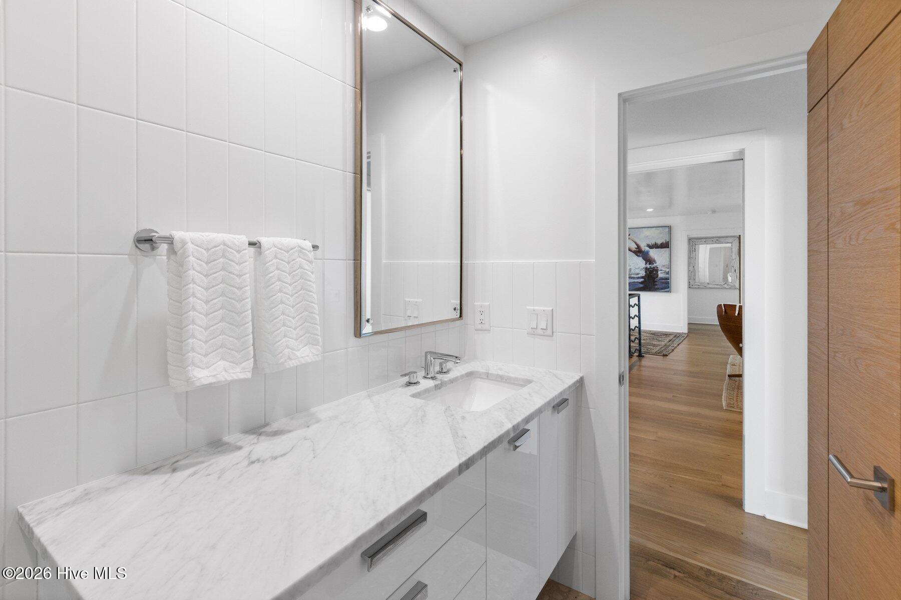 100560851 | Photo 35