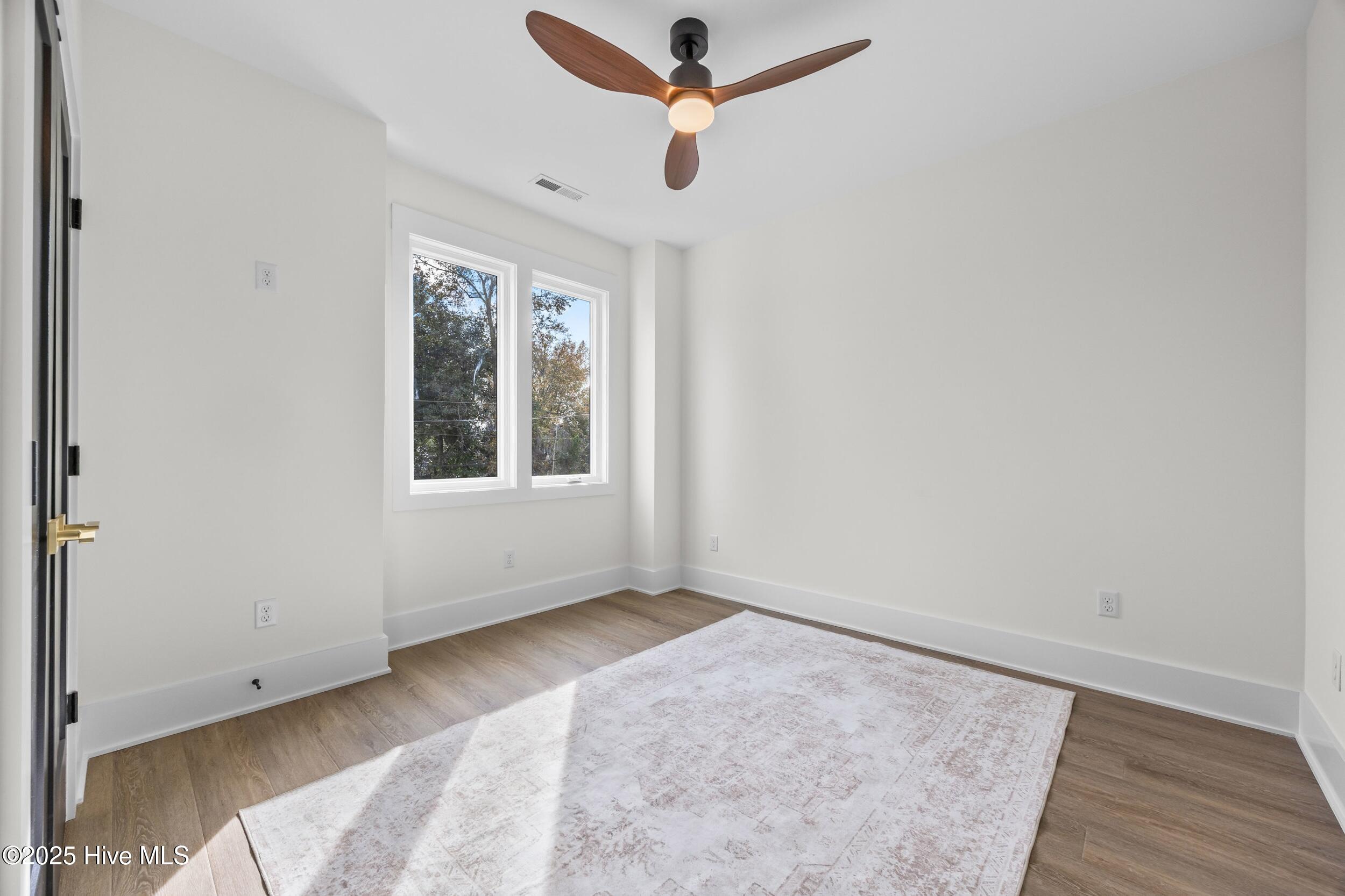 100546995 | Photo 30