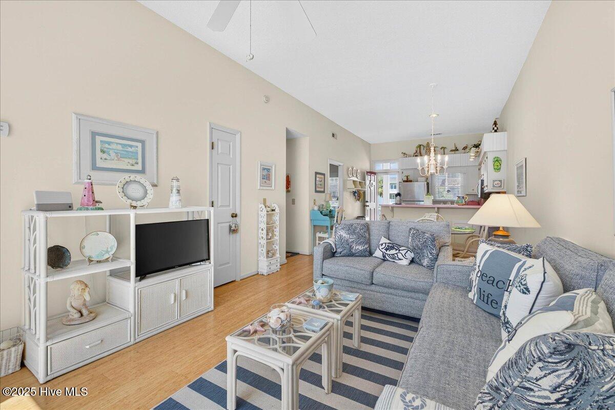 100532821 | Photo 22