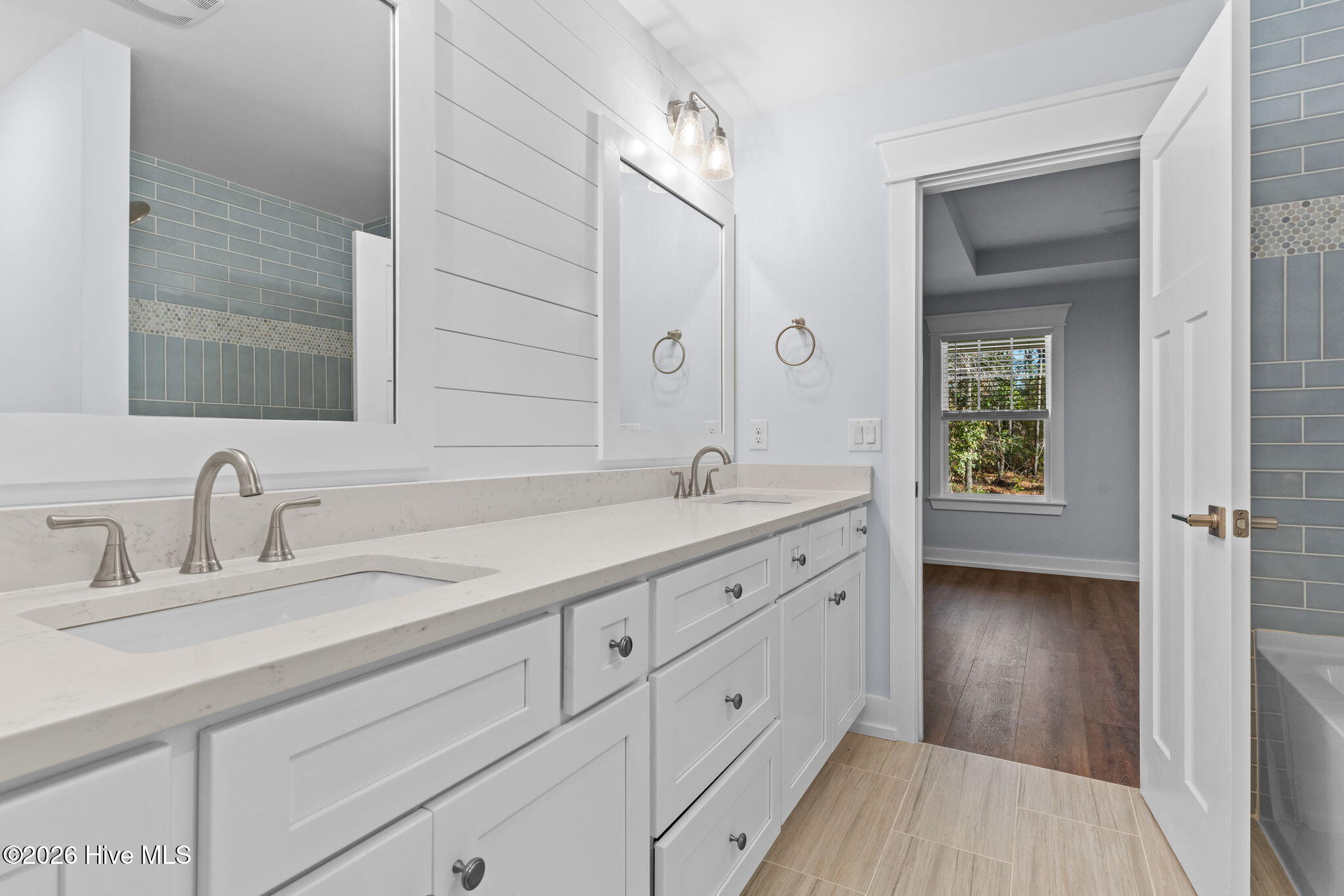 100527921 | Photo 35