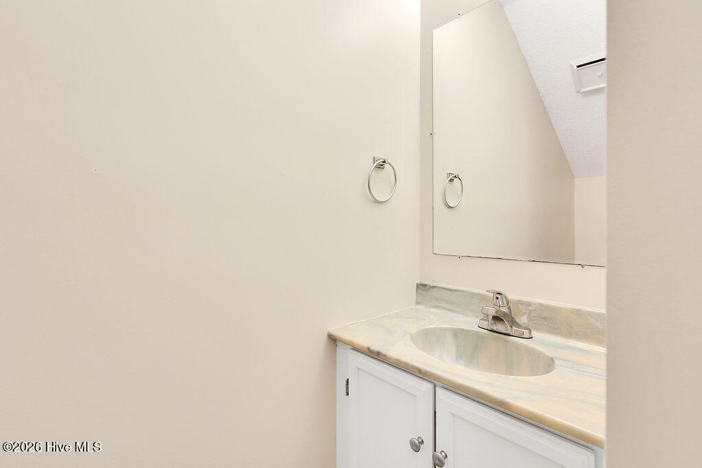 100551760 | Photo 38