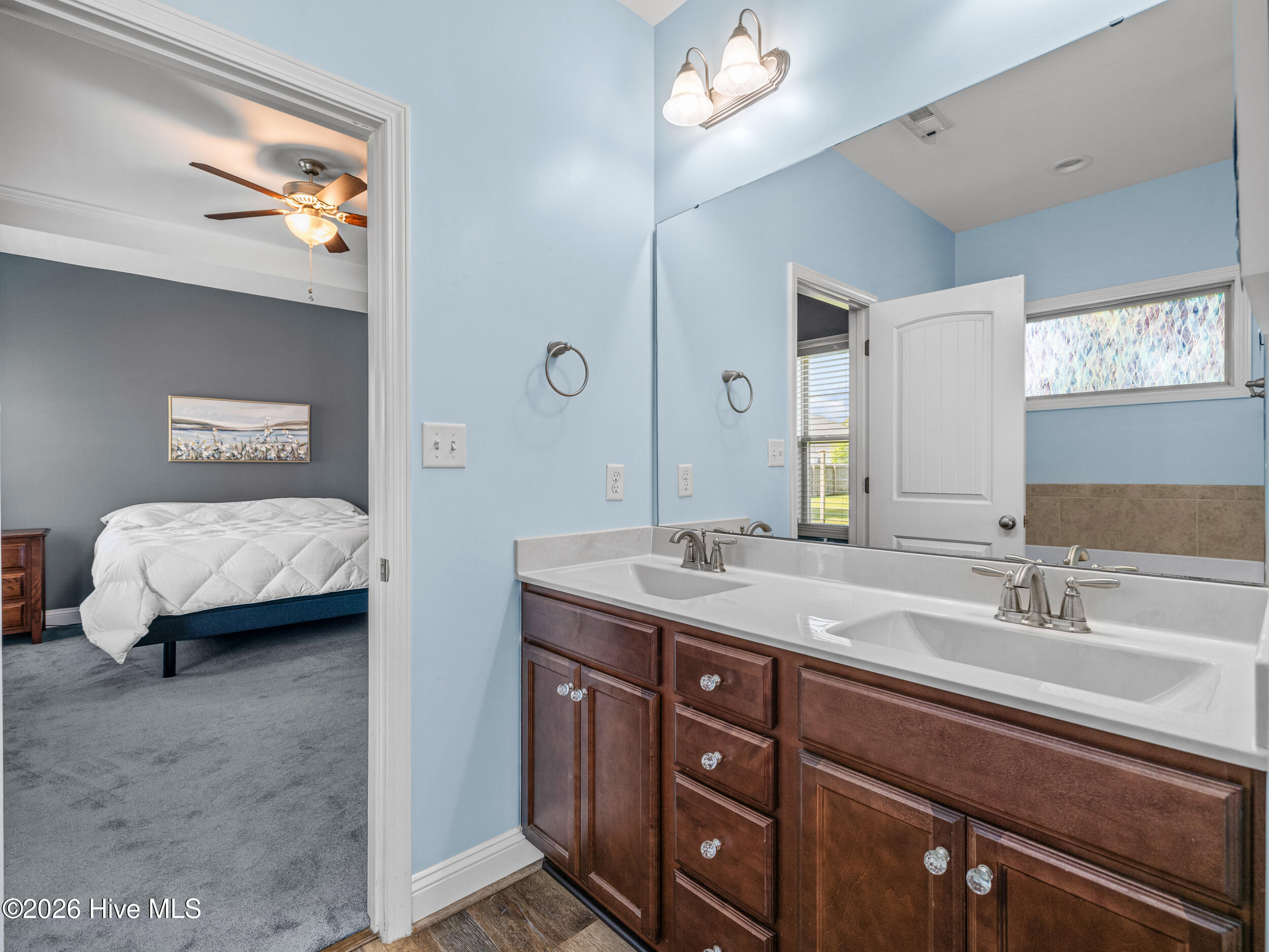 100567320 | Photo 30