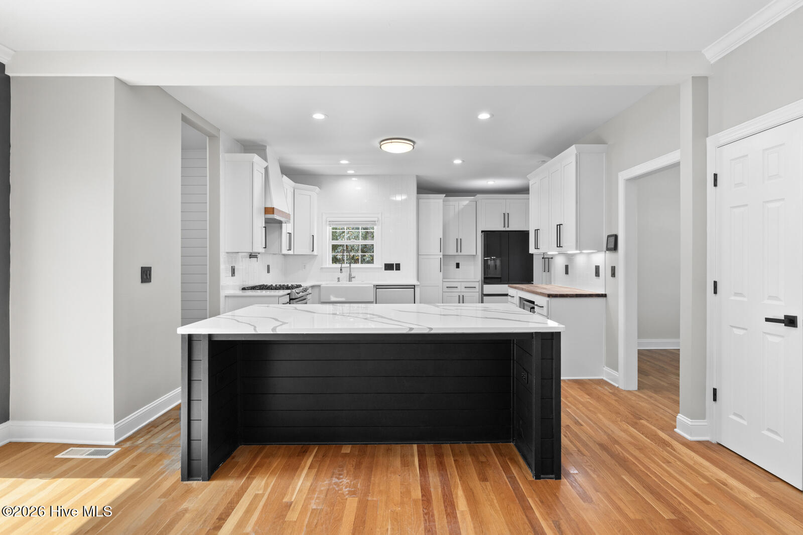 100569189 | Photo 16