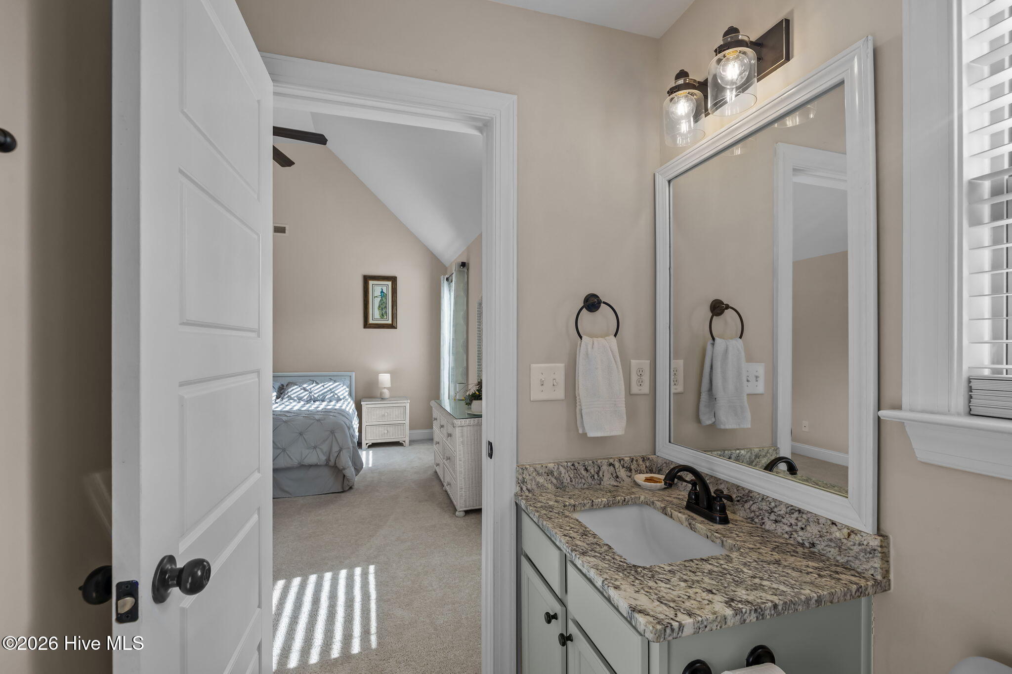 100549761 | Photo 33