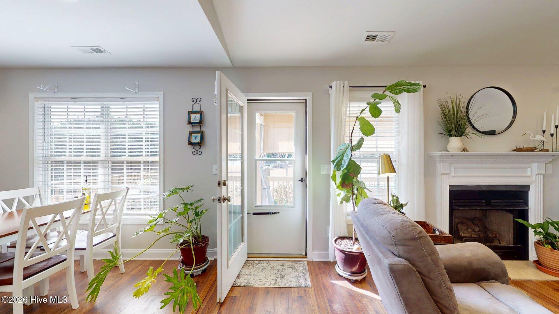 100548342 | Photo 14