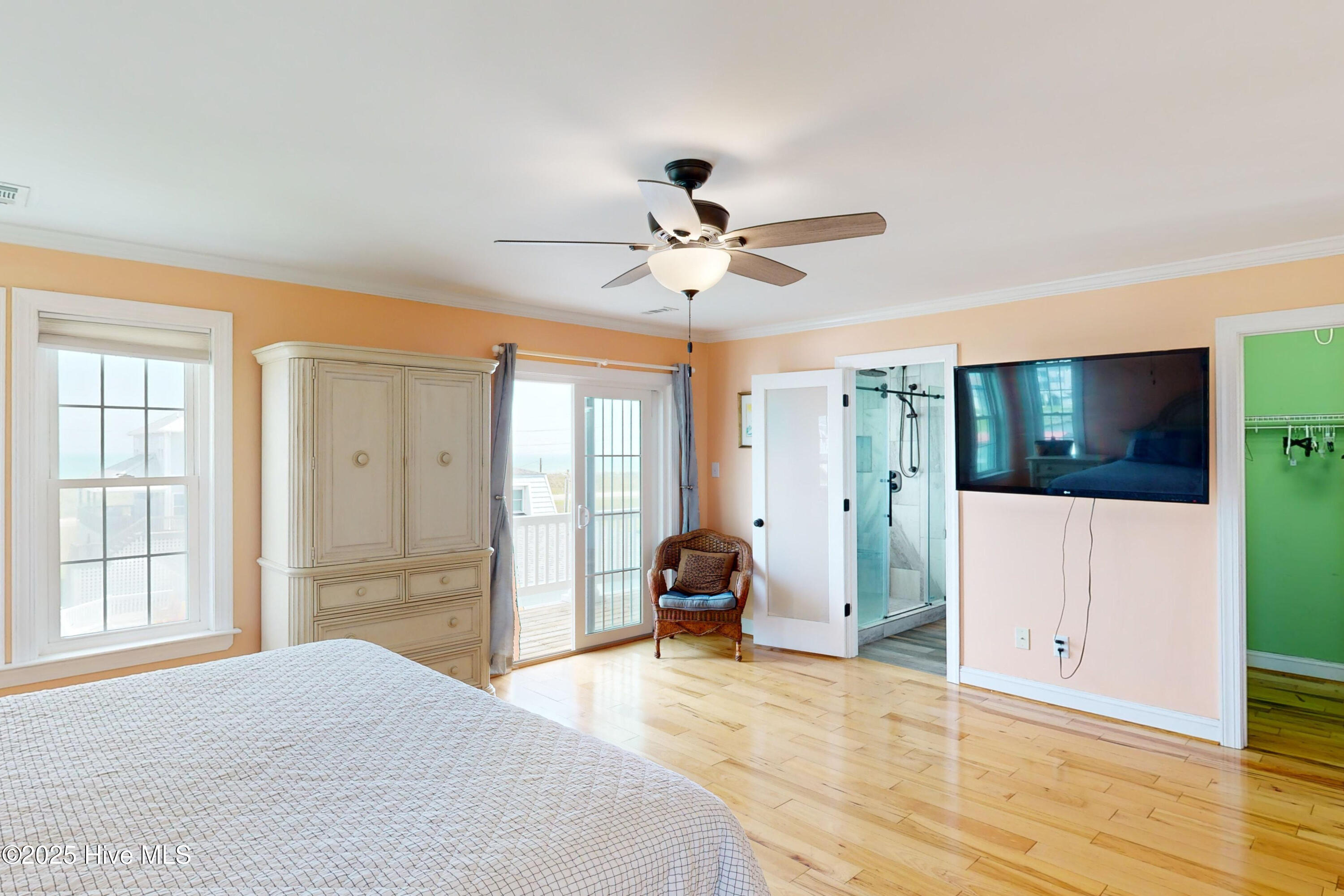 100563112 | Photo 34