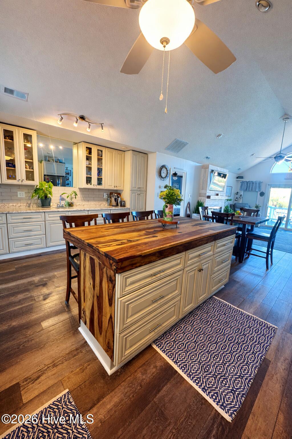 100560834 | Photo 15