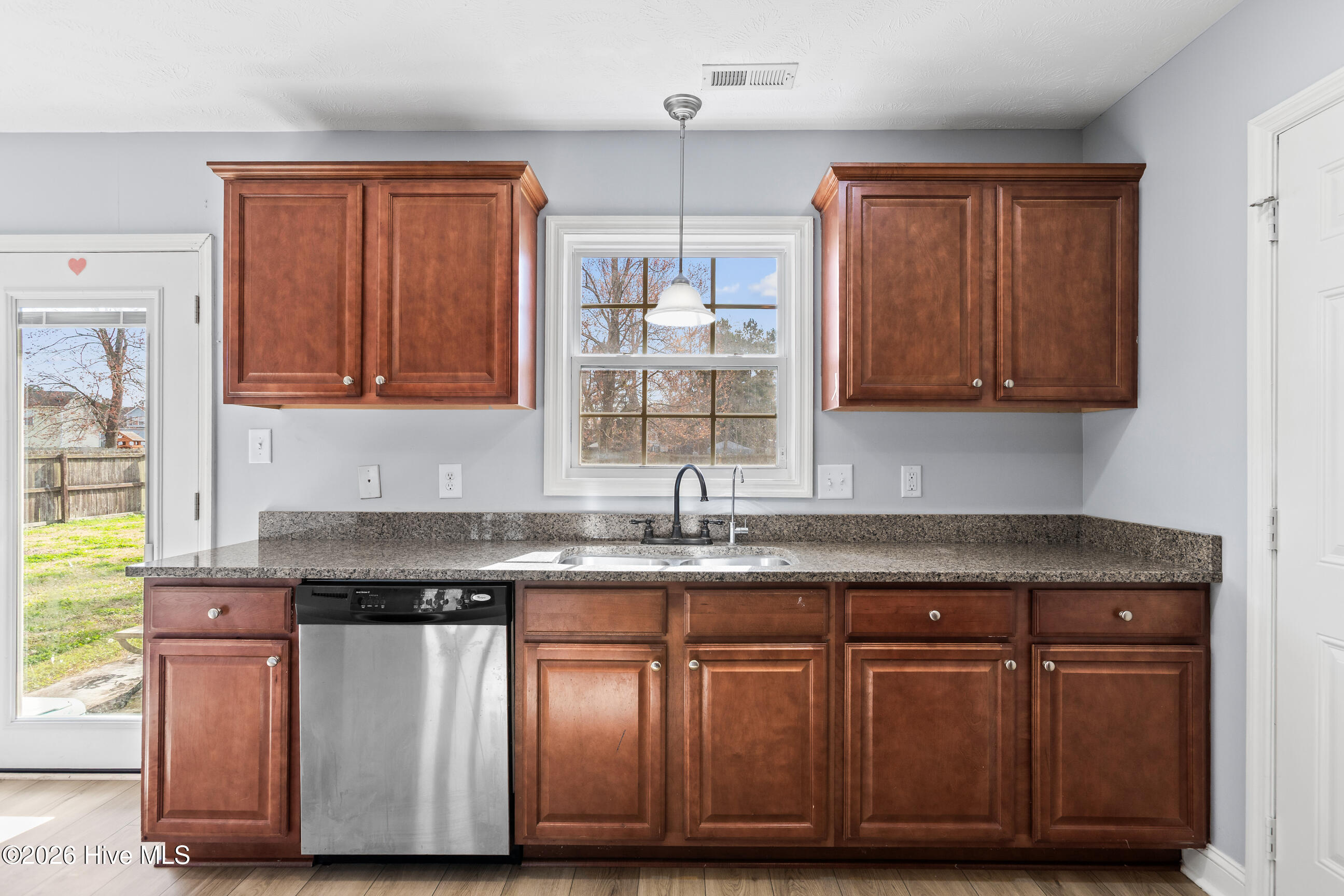 100570395 | Photo 11