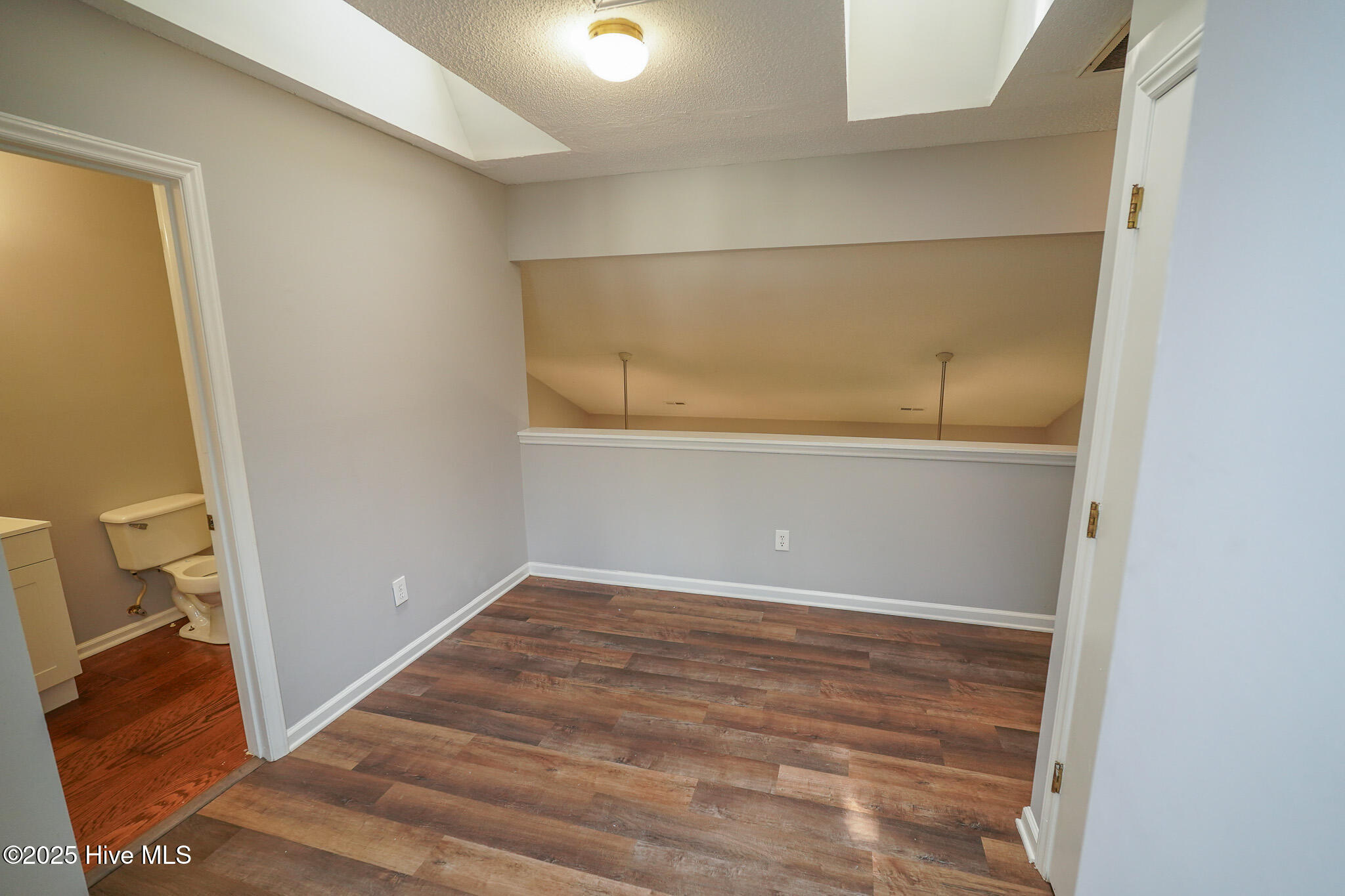 100521141 | Photo 22