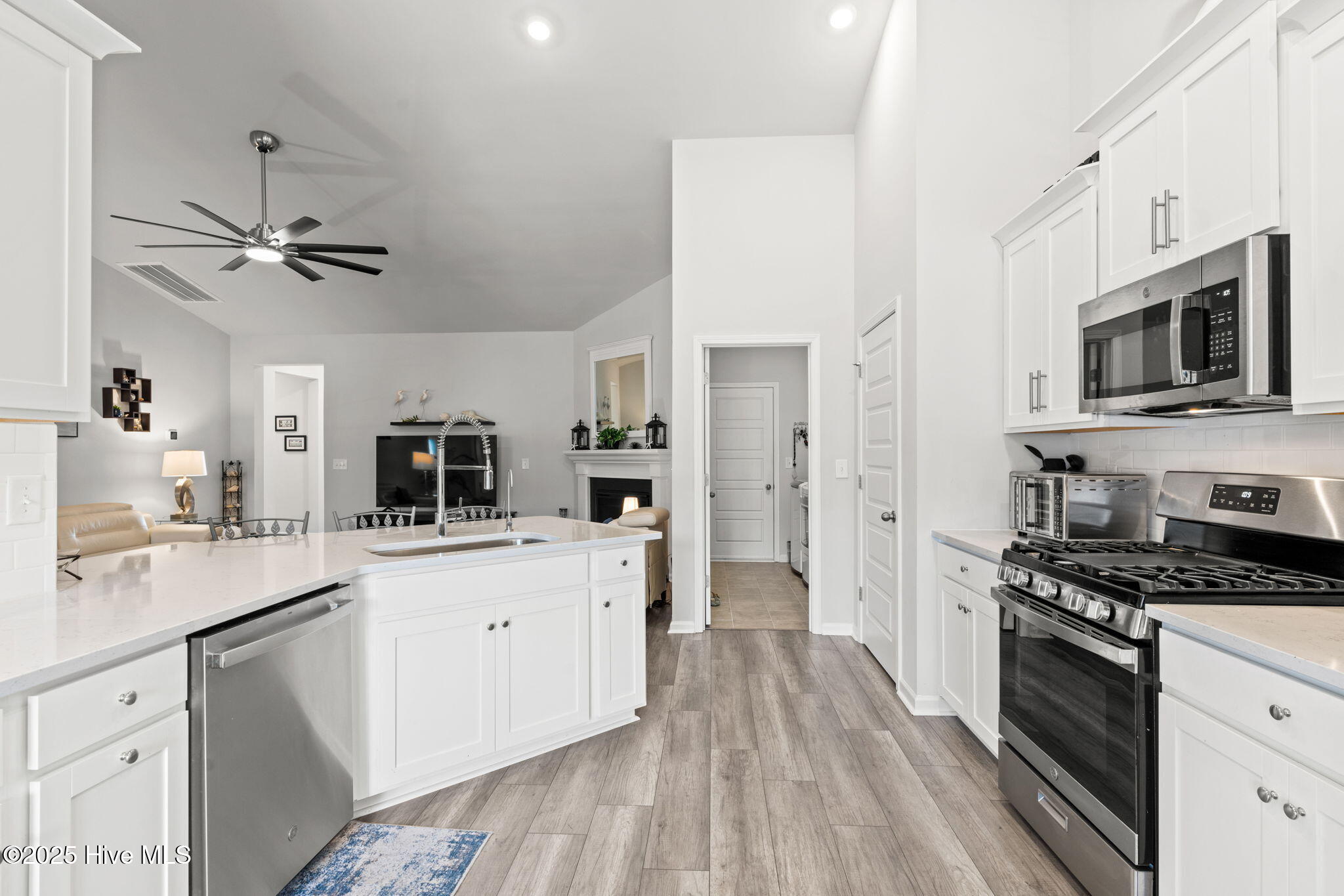 100545936 | Photo 11