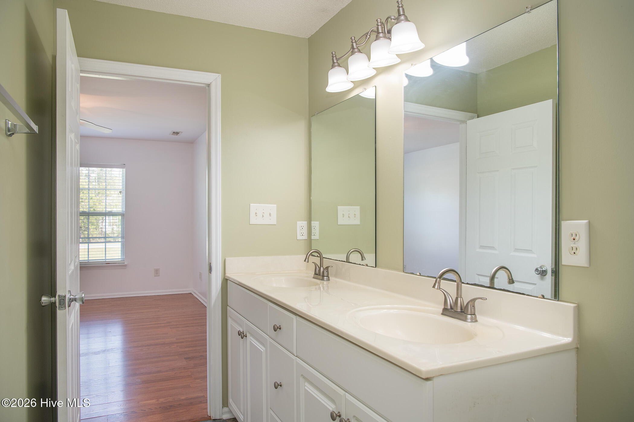 100567434 | Photo 16