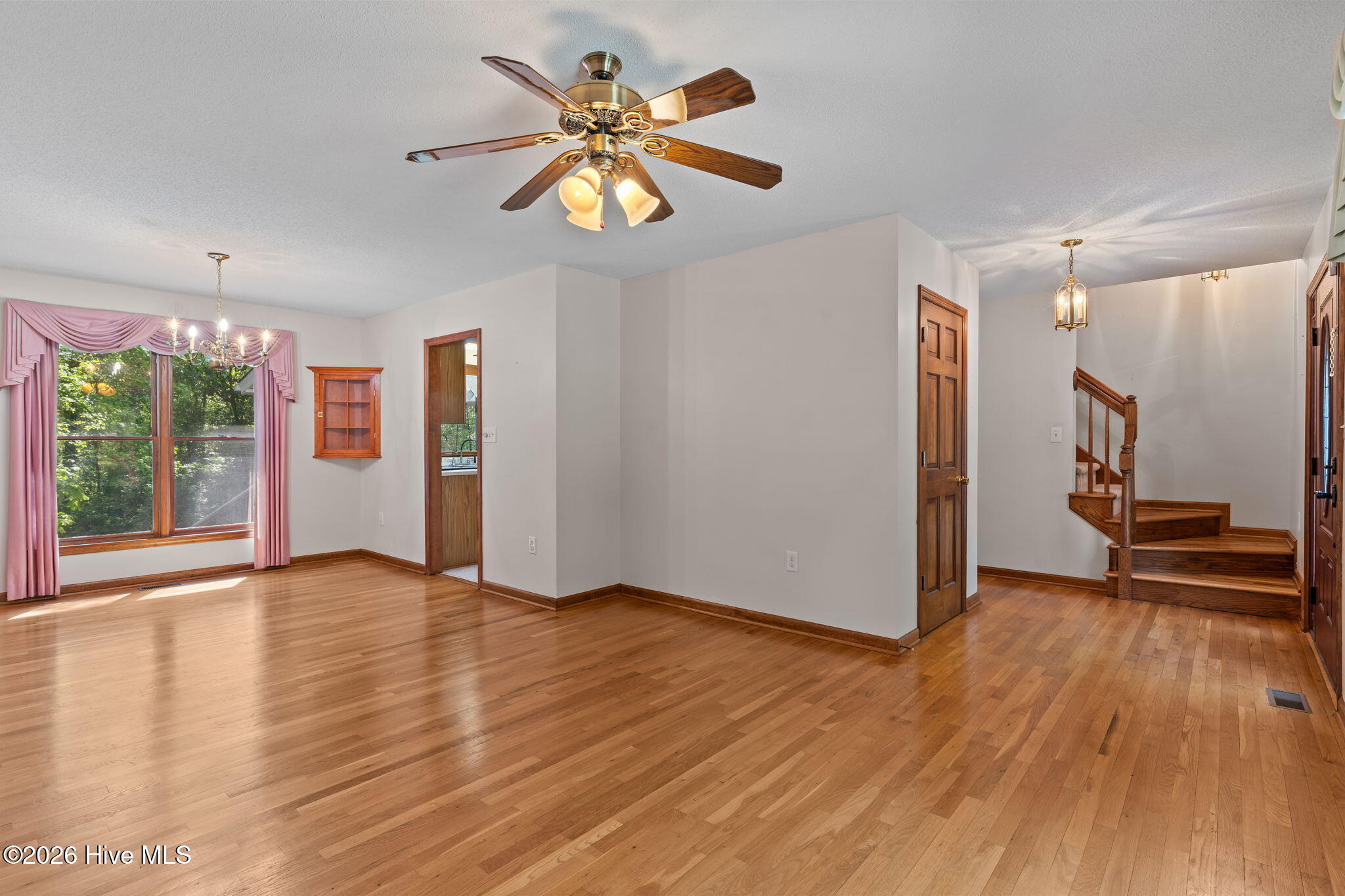 100568125 | Photo 11