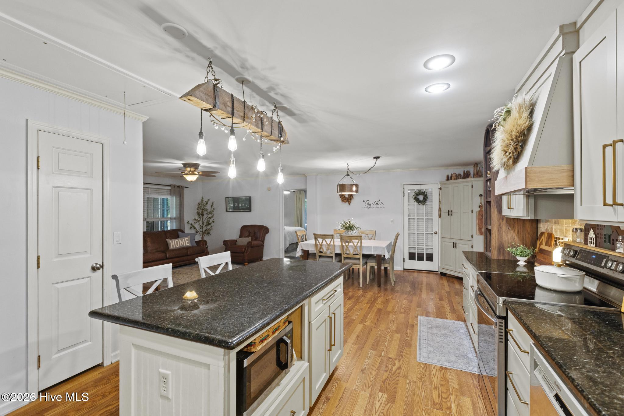 100569223 | Photo 16