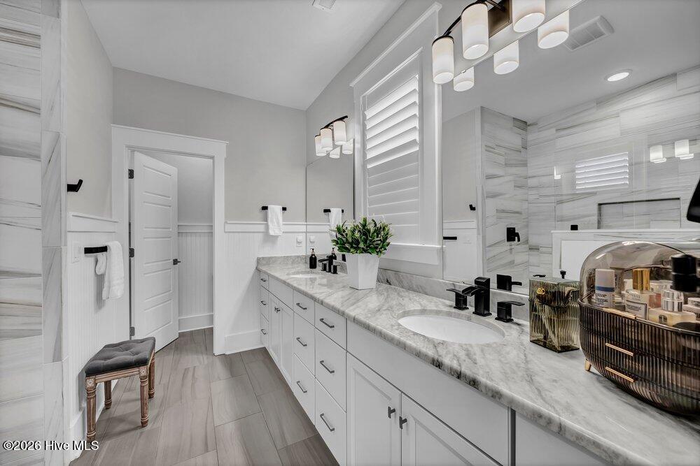 100547868 | Photo 24