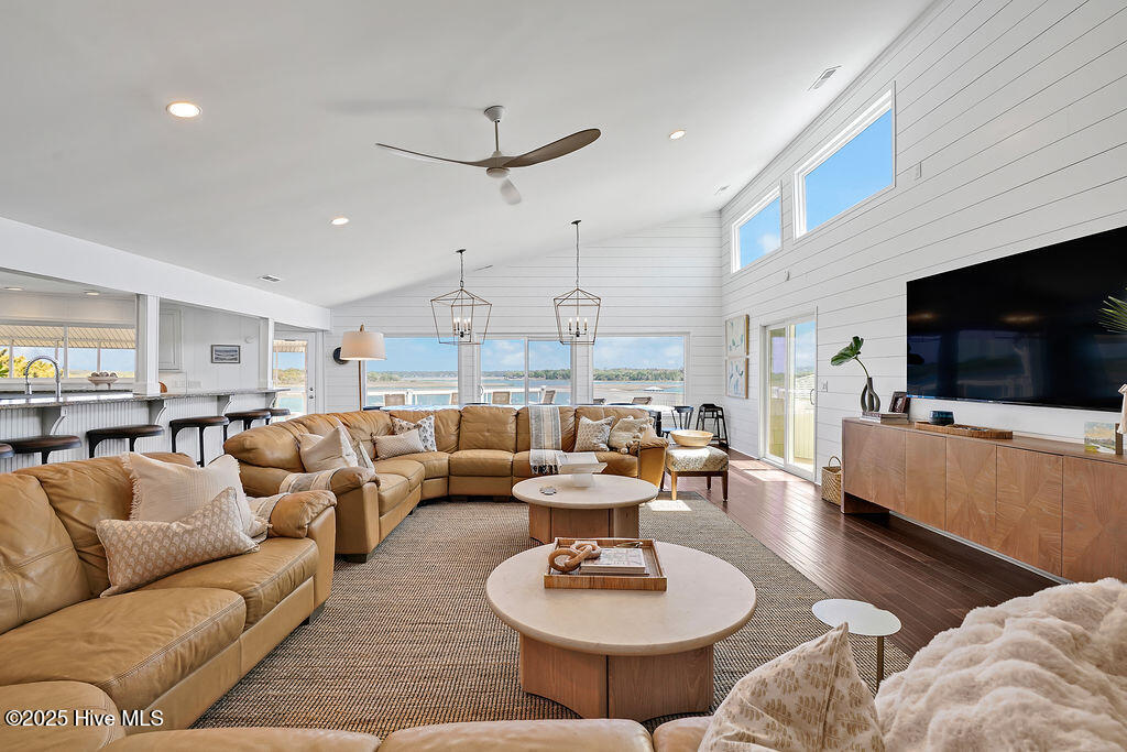 100508979 | Photo 14