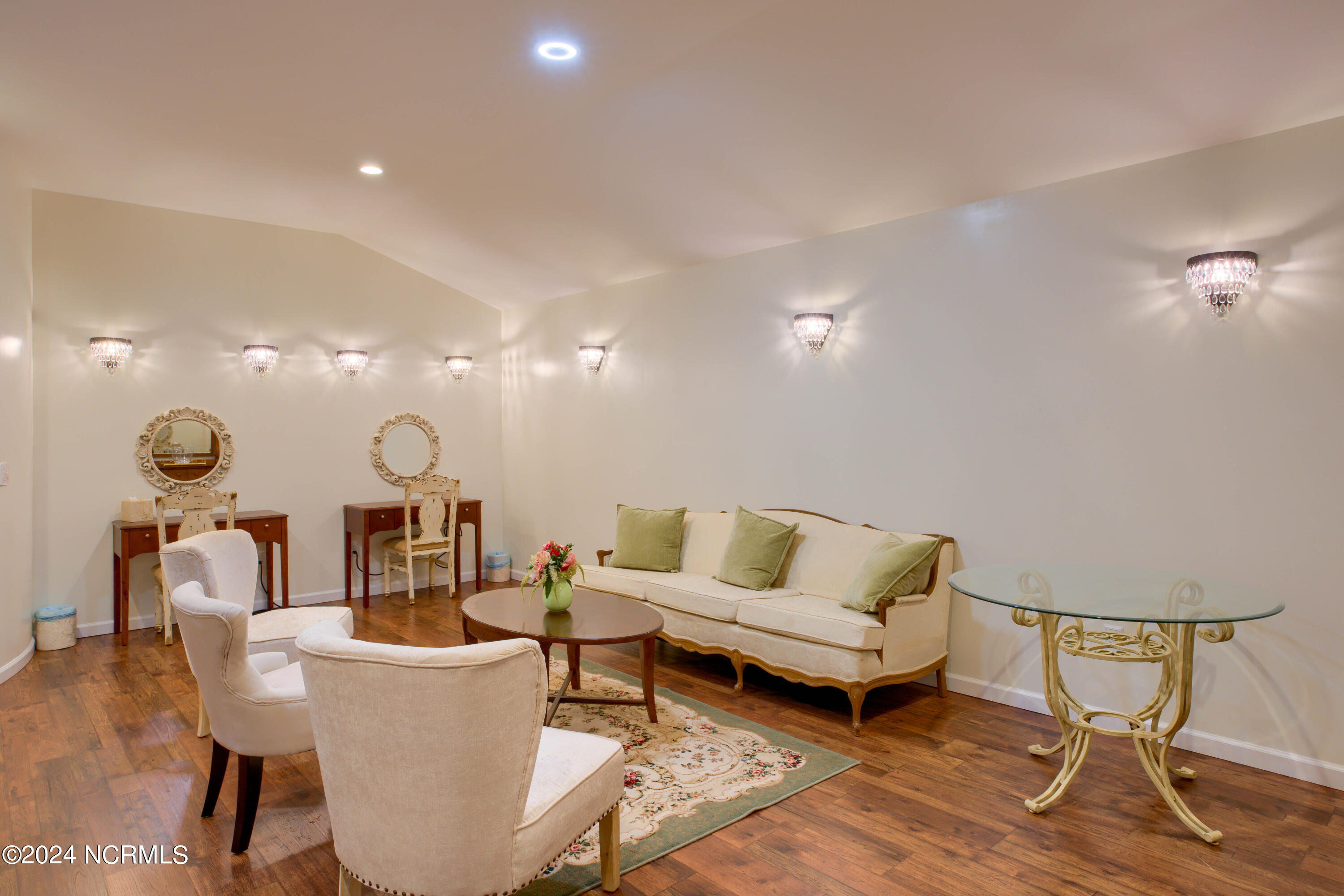 100545633 | Photo 71