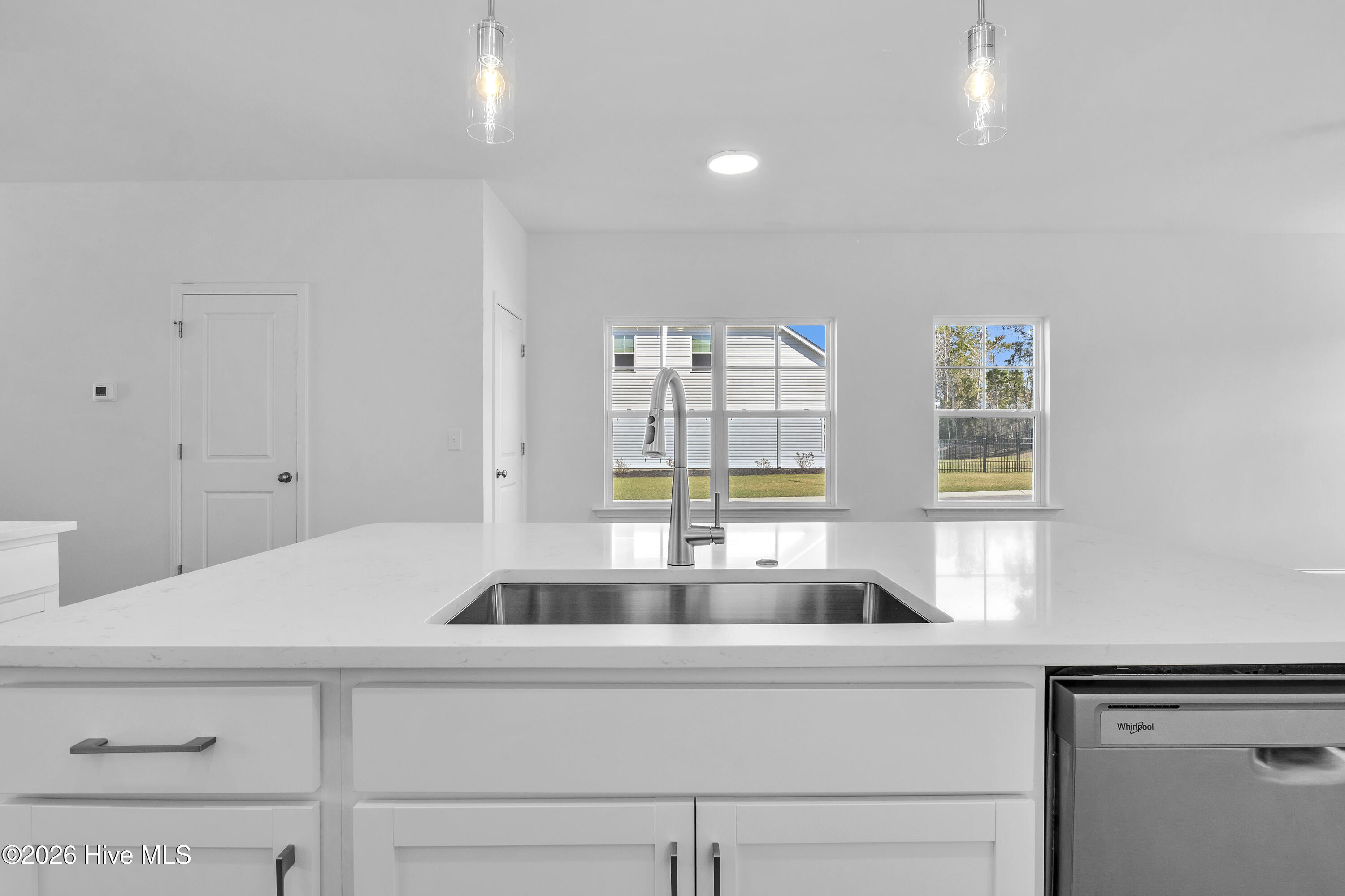 100563590 | Photo 14