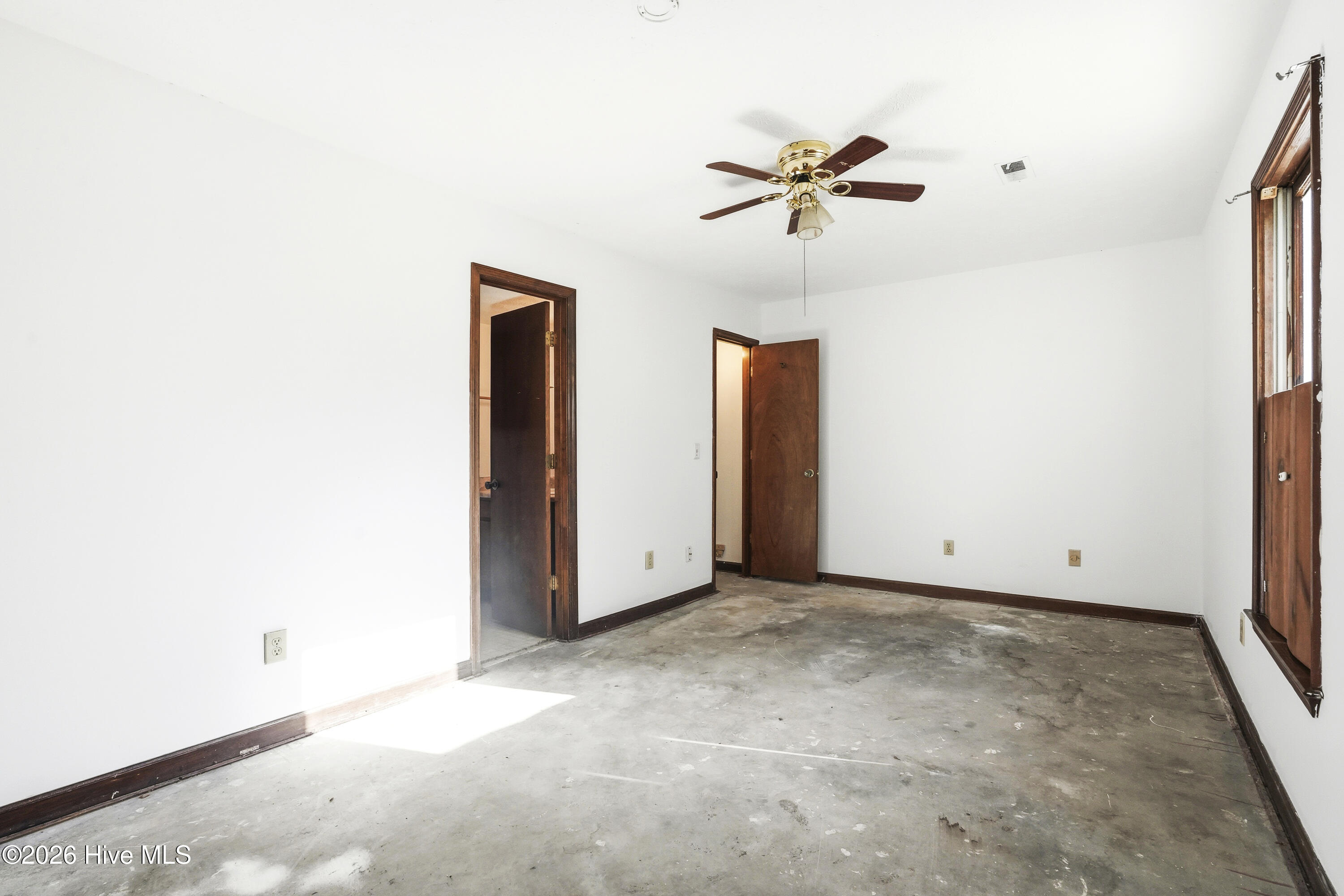 100568902 | Photo 35