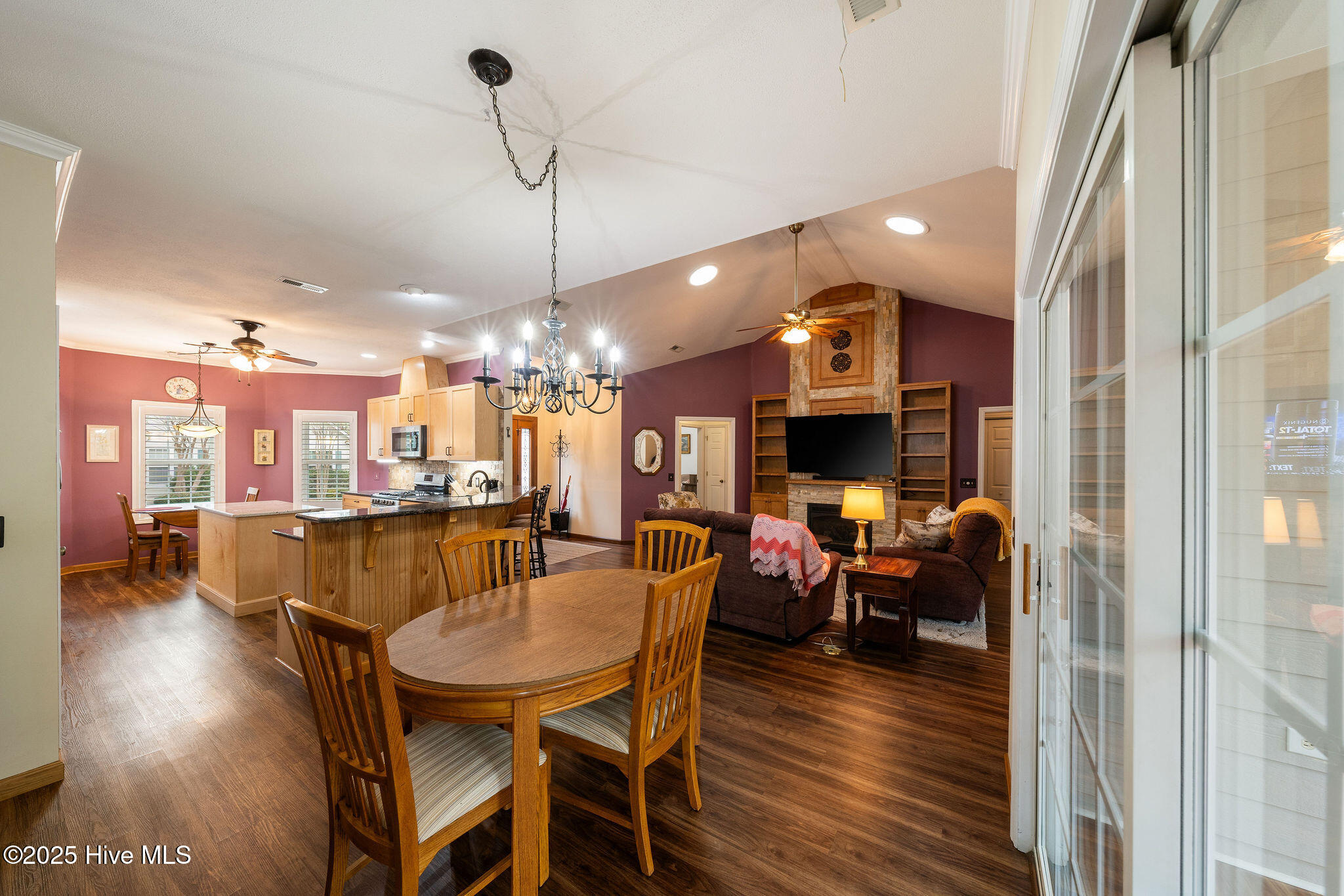 100537327 | Photo 21