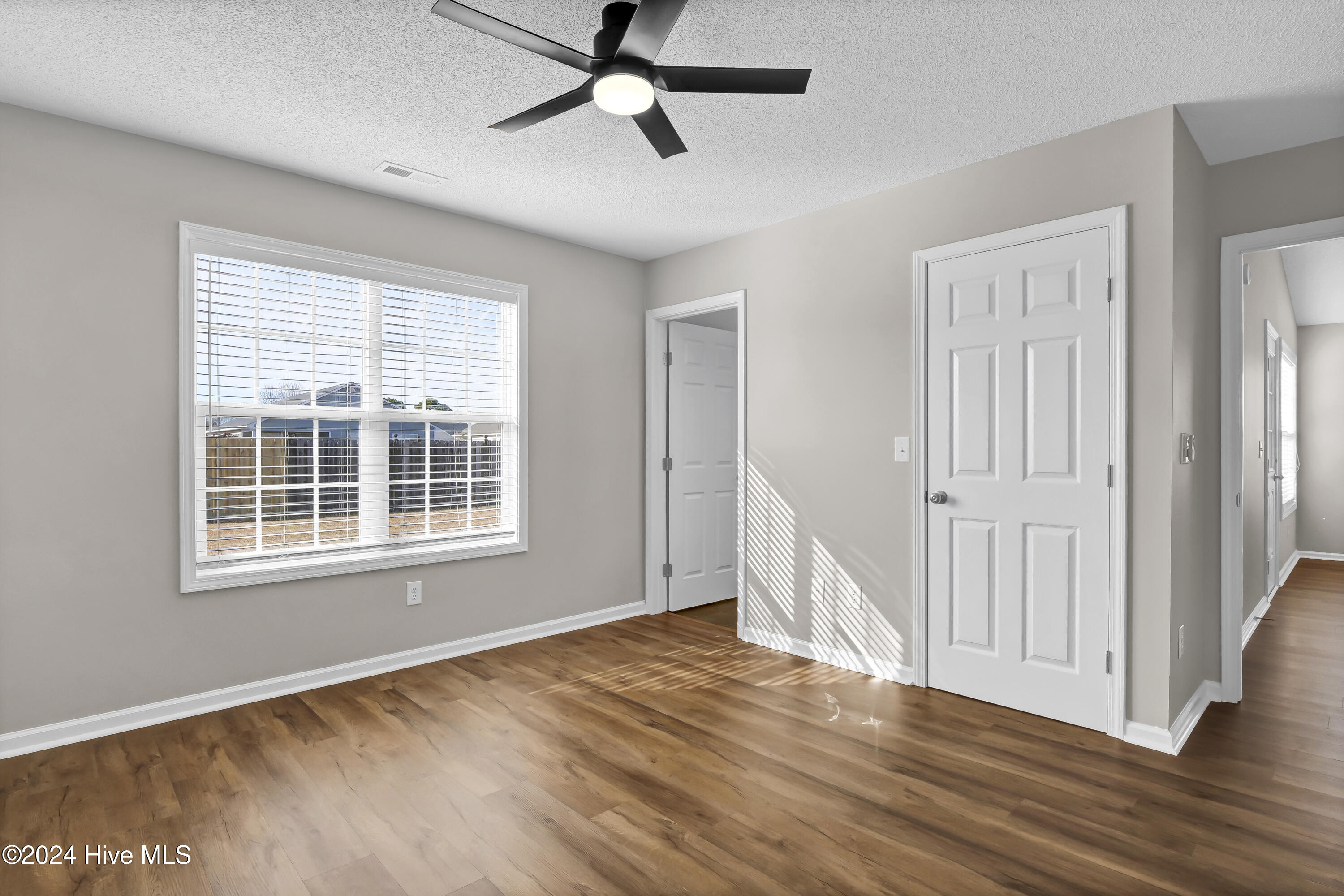 100565199 | Photo 15