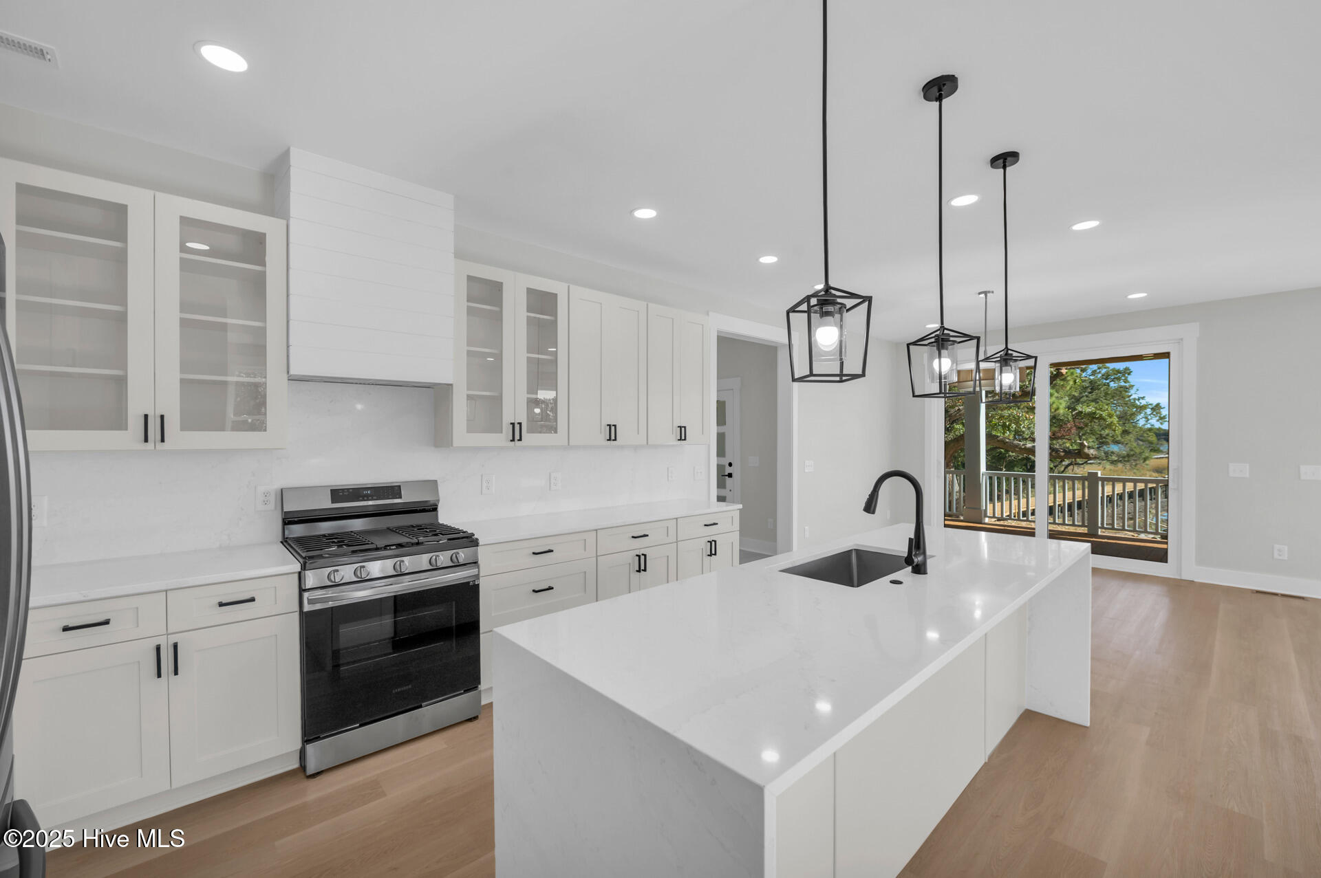 100540114 | Photo 19