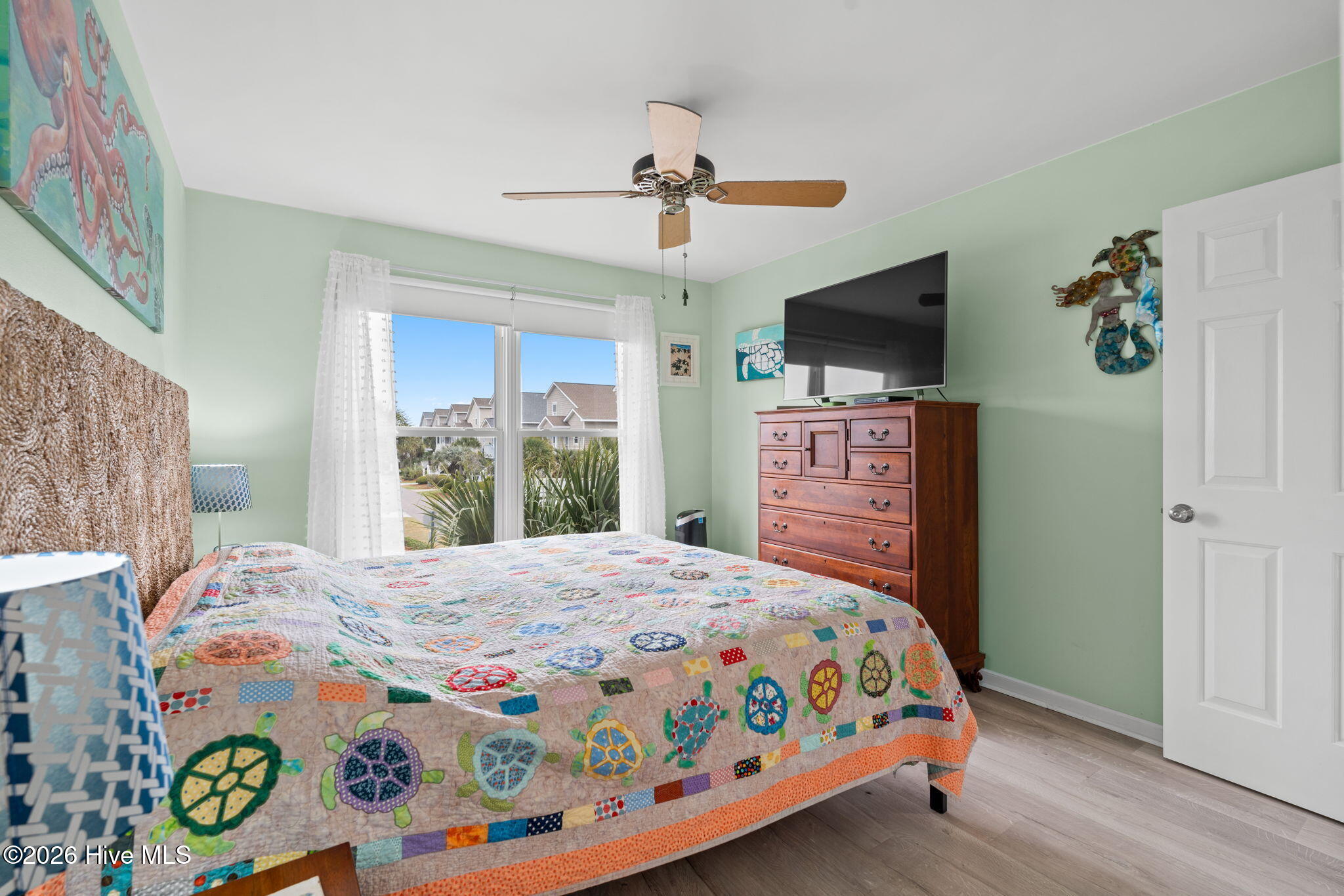 100565933 | Photo 25