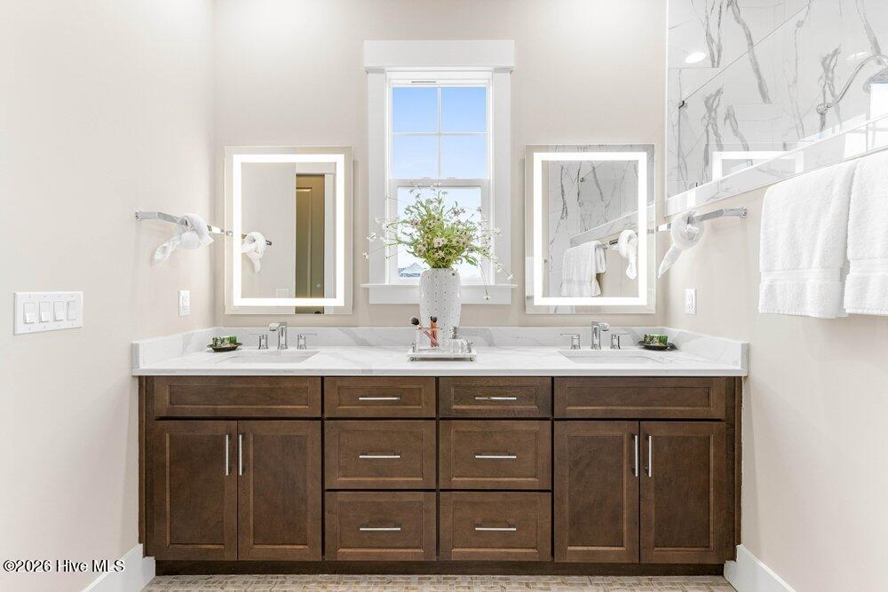 100568013 | Photo 22