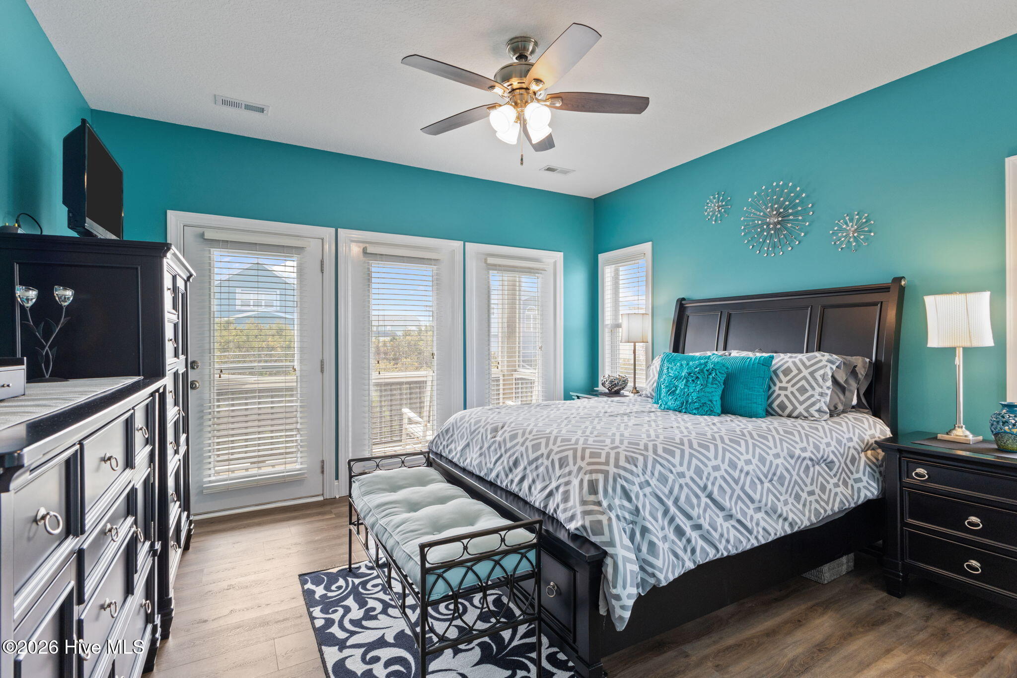 100563180 | Photo 26