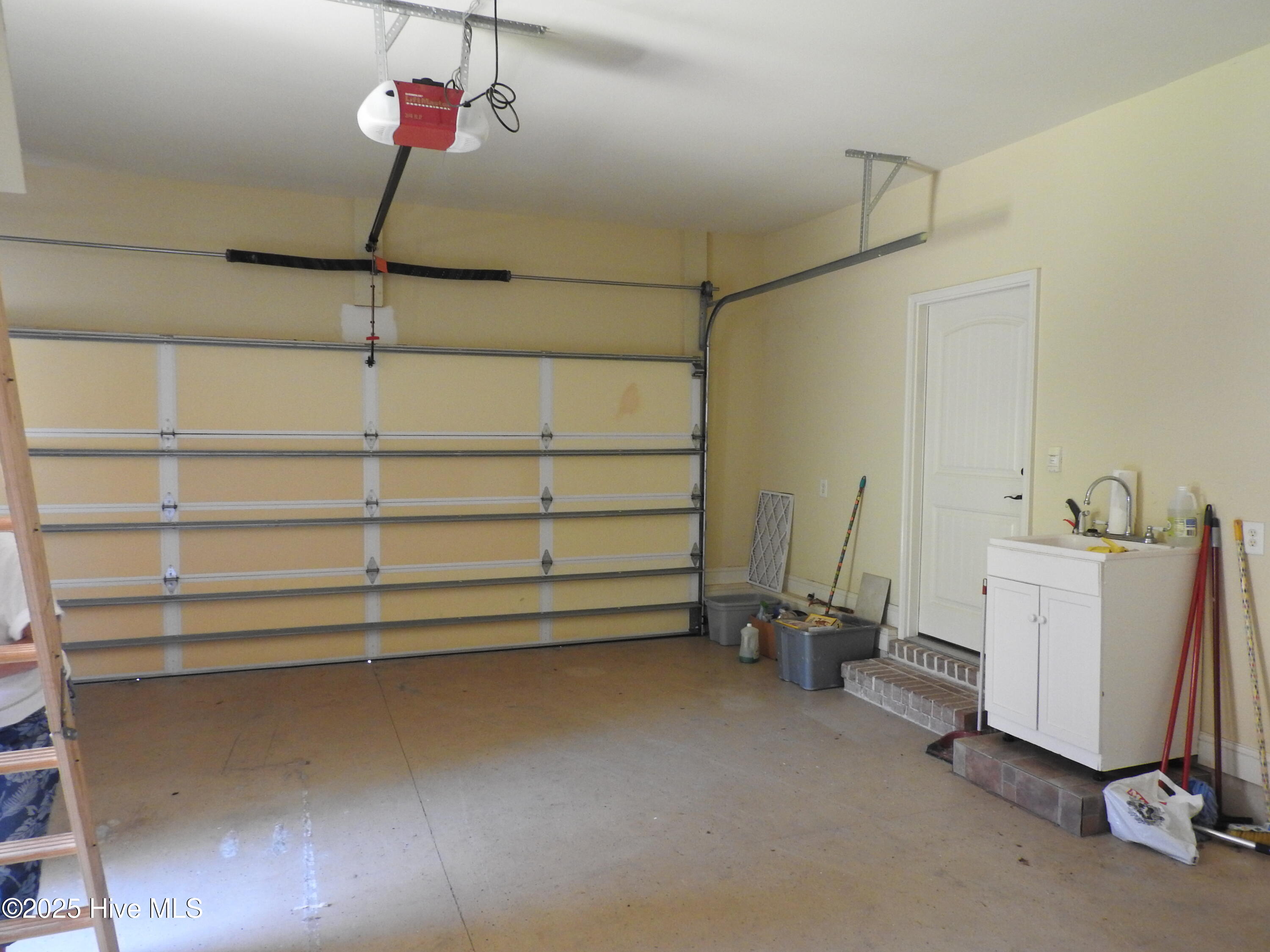 100520083 | Photo 35