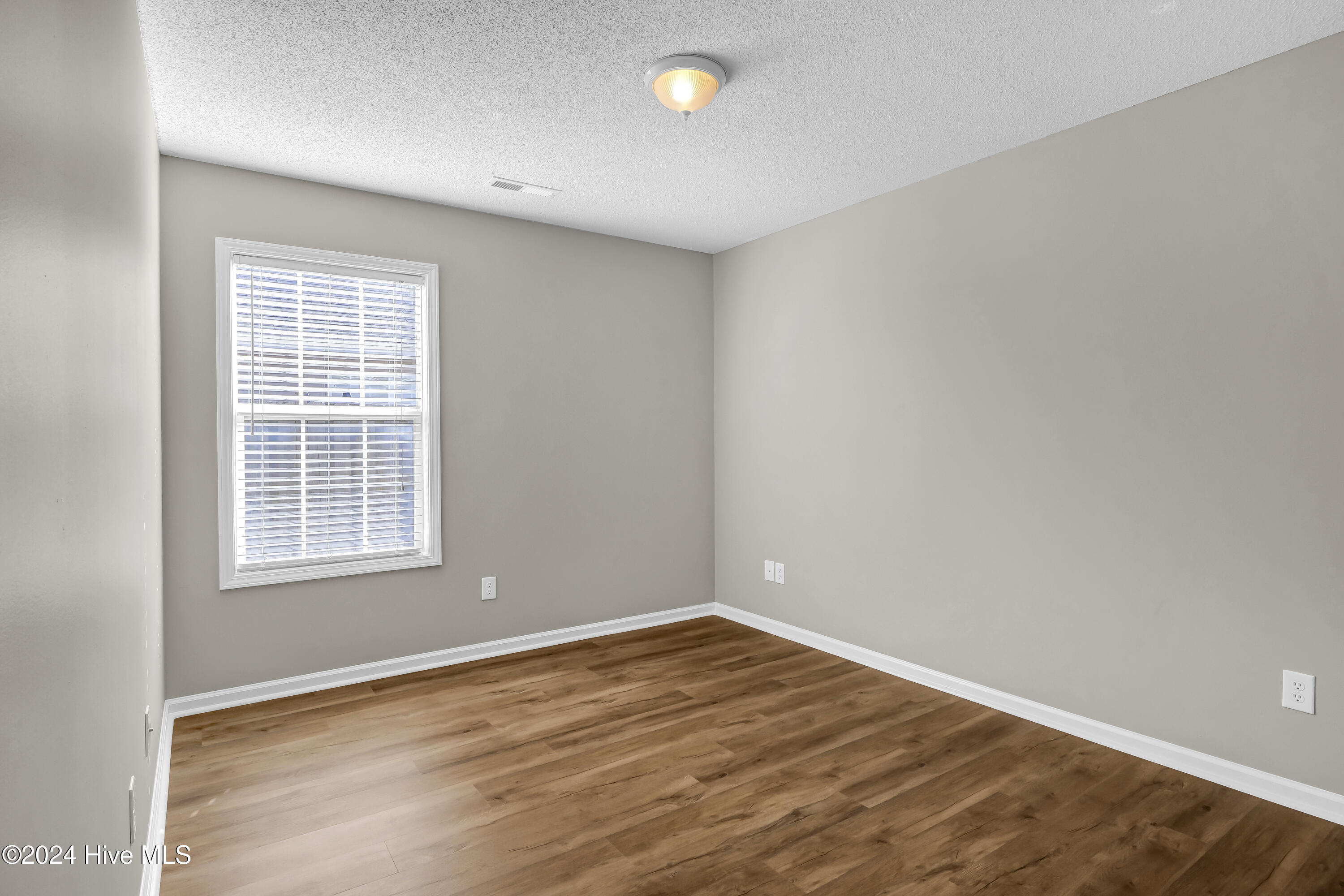 100565199 | Photo 22