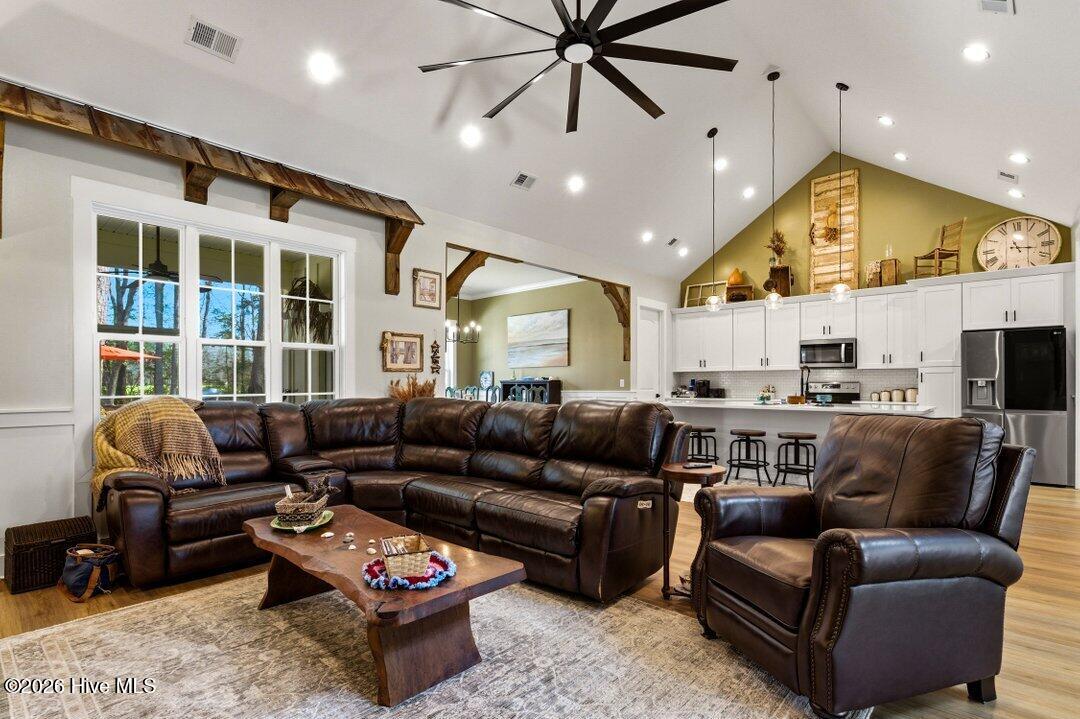 100560083 | Photo 10